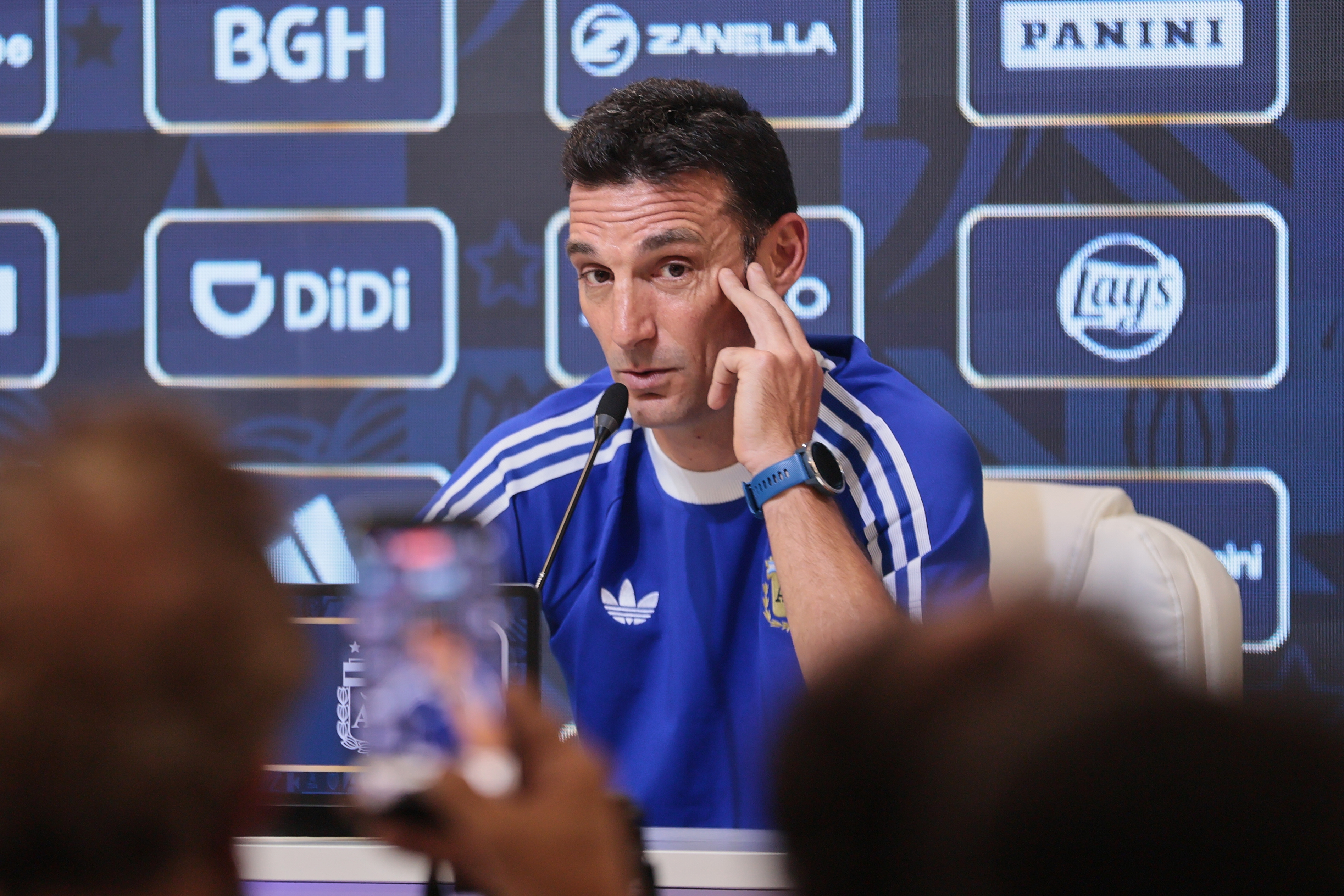 The Argentine manager analyzed the team's current form and confirmed the squad arrives in top condition to defend the title at the 2026 World Cup Argentina-Scaloni press conference The Argentine manager analyzed the team's current form and confirmed the squad arrives in top condition to defend the title at the 2026 World Cup Ezeiza, Argentina – March 26, 2026: Lionel Scaloni spoke to the media at the AFA facilities before the Argentina national team's departure for the World Cup. The coach highlighted the group's unity and physical preparation, emphasizing the importance of staying humble in the pursuit of a new global dream. (Photo: UNAR AGENCY)