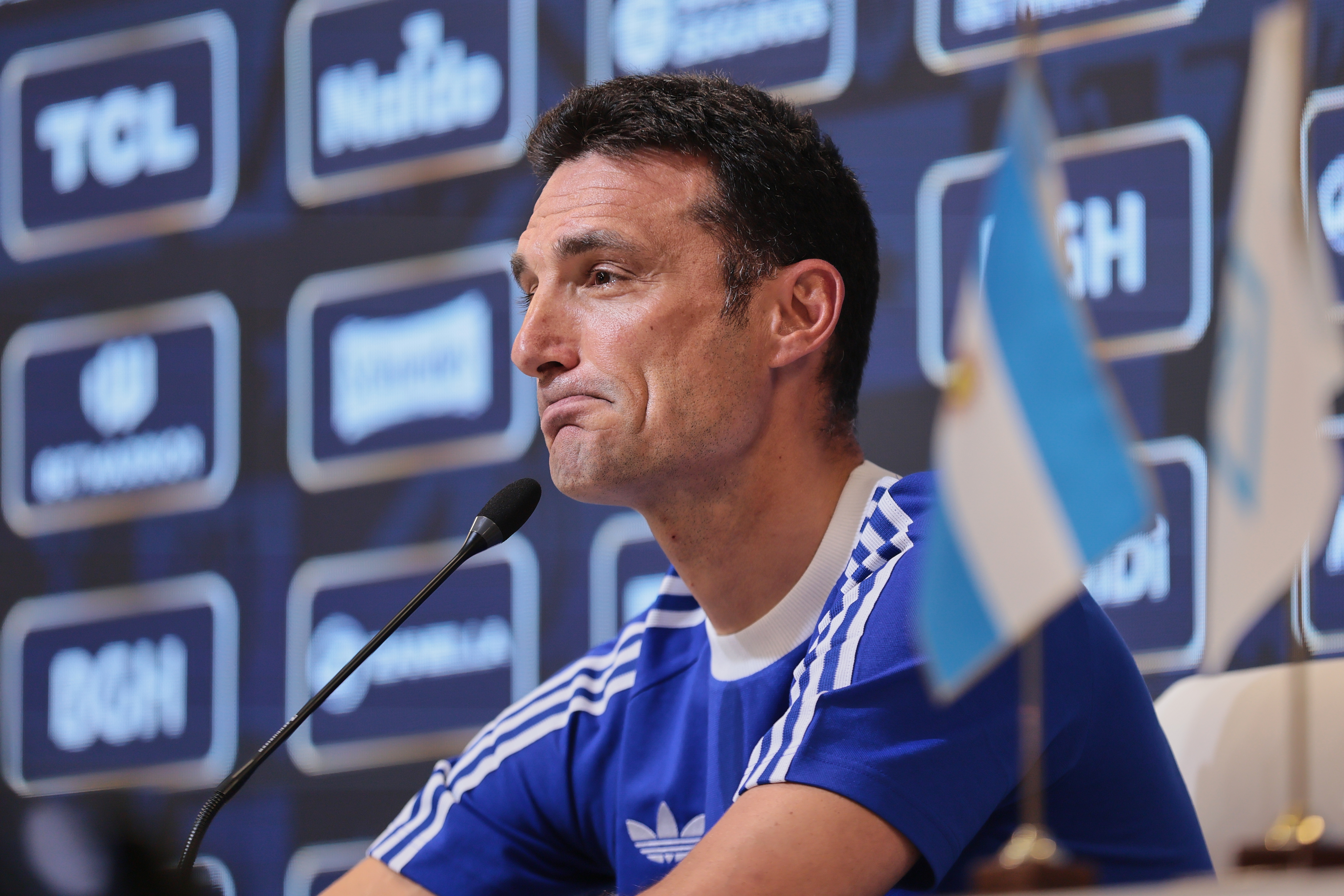 The Argentine manager analyzed the team's current form and confirmed the squad arrives in top condition to defend the title at the 2026 World Cup Argentina-Scaloni press conference The Argentine manager analyzed the team's current form and confirmed the squad arrives in top condition to defend the title at the 2026 World Cup Ezeiza, Argentina – March 26, 2026: Lionel Scaloni spoke to the media at the AFA facilities before the Argentina national team's departure for the World Cup. The coach highlighted the group's unity and physical preparation, emphasizing the importance of staying humble in the pursuit of a new global dream. (Photo: UNAR AGENCY)