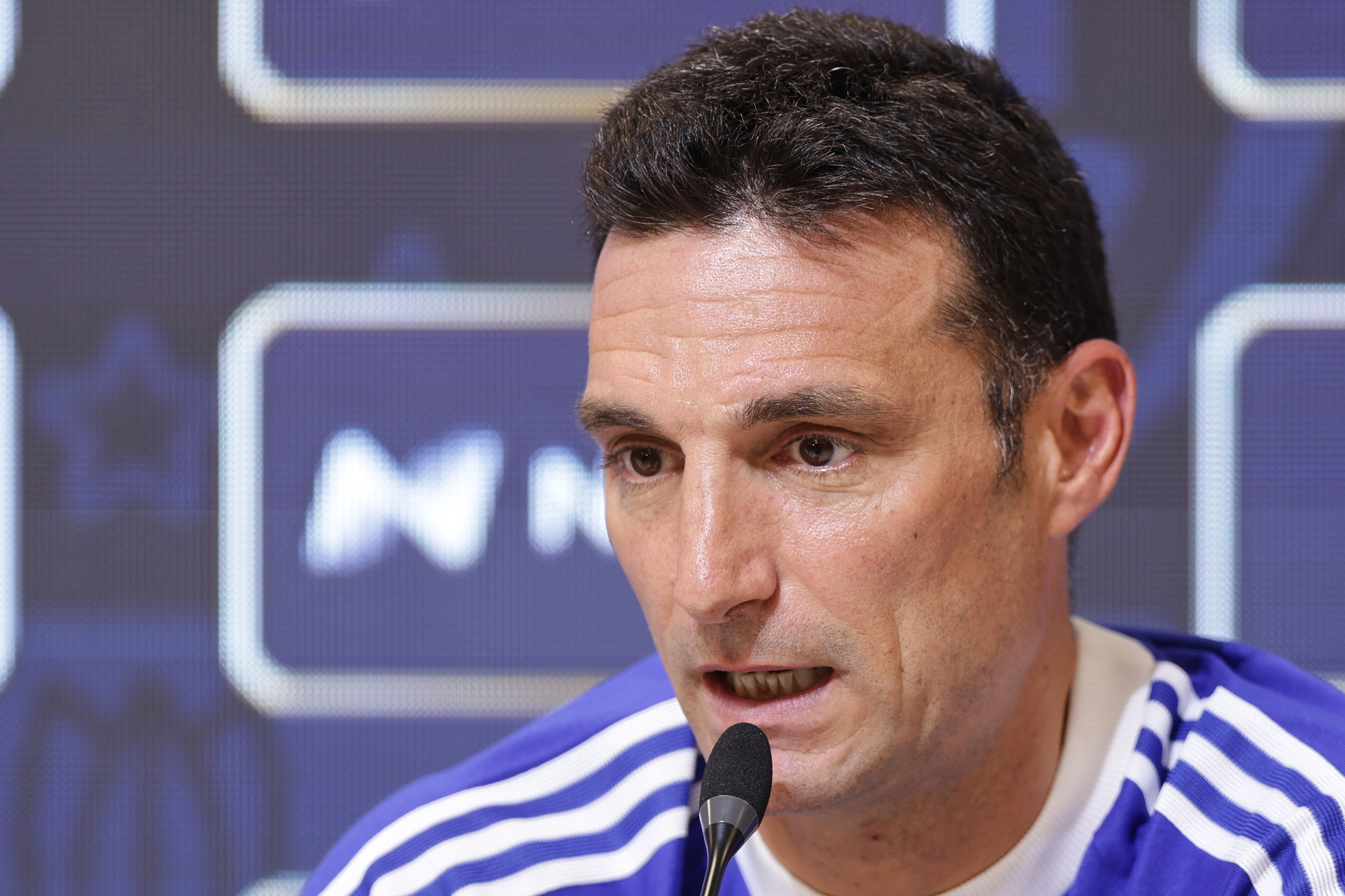 The Argentine manager analyzed the team's current form and confirmed the squad arrives in top condition to defend the title at the 2026 World Cup Argentina-Scaloni press conference The Argentine manager analyzed the team's current form and confirmed the squad arrives in top condition to defend the title at the 2026 World Cup Ezeiza, Argentina – March 26, 2026: Lionel Scaloni spoke to the media at the AFA facilities before the Argentina national team's departure for the World Cup. The coach highlighted the group's unity and physical preparation, emphasizing the importance of staying humble in the pursuit of a new global dream. (Photo: UNAR AGENCY)