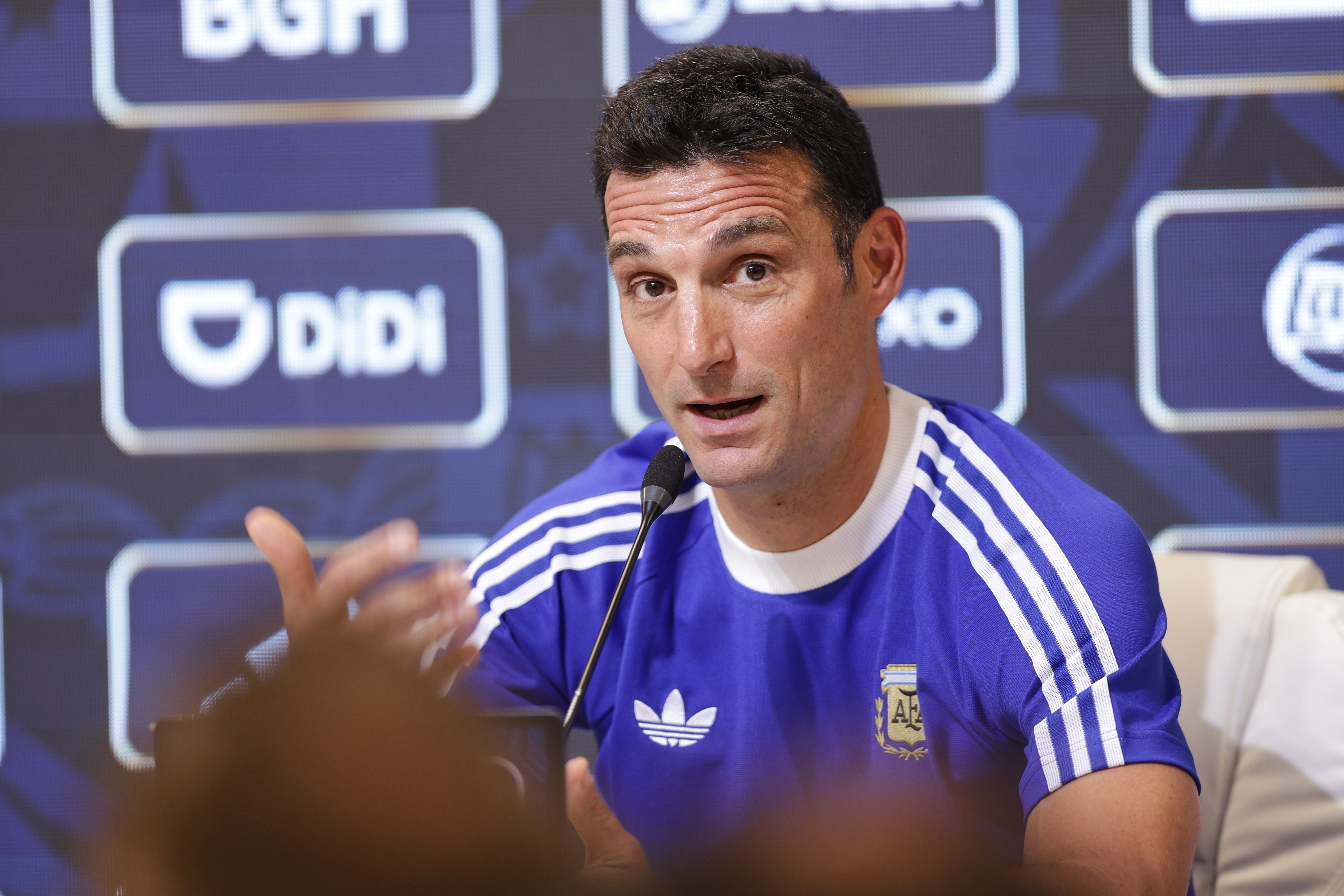 The Argentine manager analyzed the team's current form and confirmed the squad arrives in top condition to defend the title at the 2026 World Cup Argentina-Scaloni press conference The Argentine manager analyzed the team's current form and confirmed the squad arrives in top condition to defend the title at the 2026 World Cup Ezeiza, Argentina – March 26, 2026: Lionel Scaloni spoke to the media at the AFA facilities before the Argentina national team's departure for the World Cup. The coach highlighted the group's unity and physical preparation, emphasizing the importance of staying humble in the pursuit of a new global dream. (Photo: UNAR AGENCY)