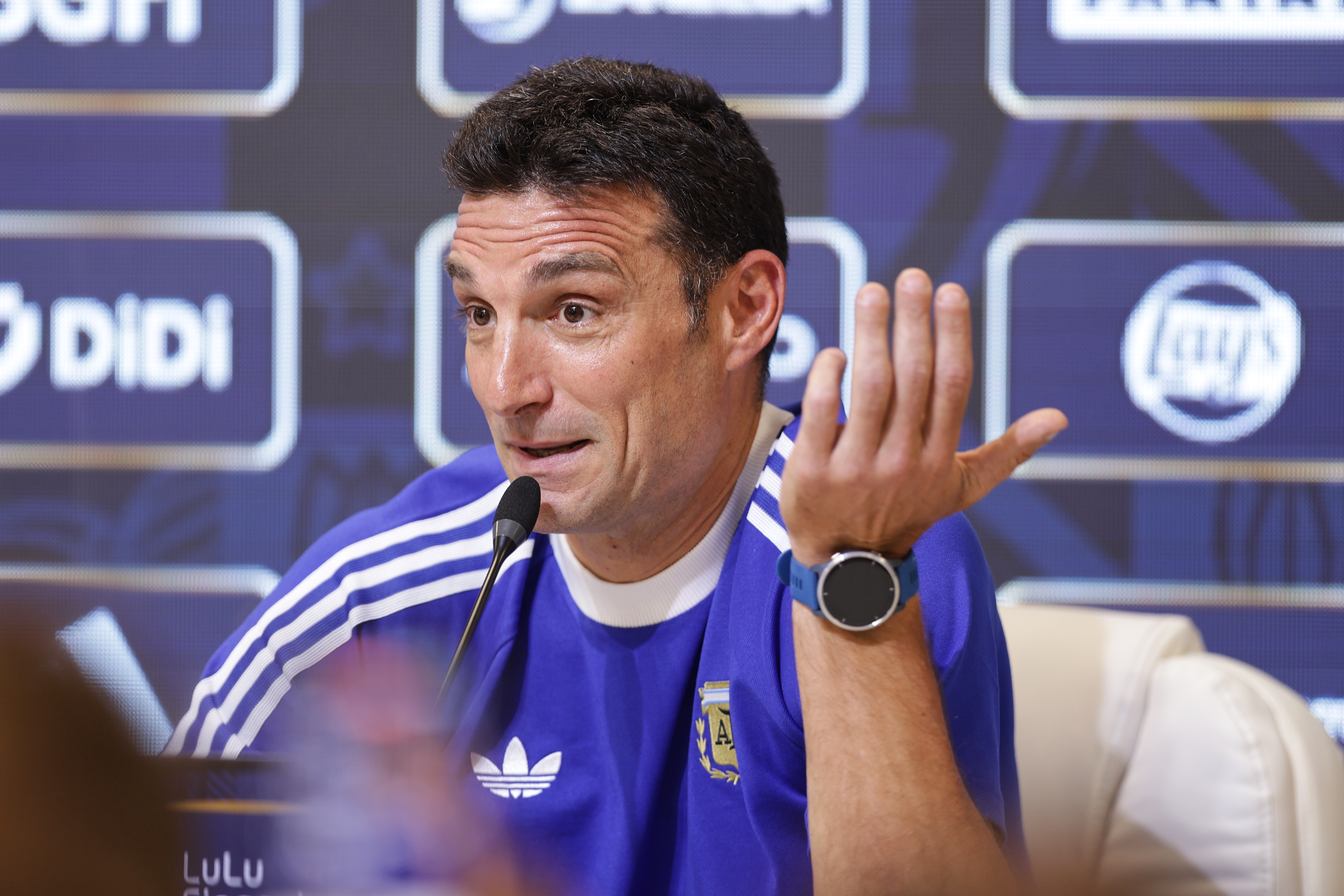 The Argentine manager analyzed the team's current form and confirmed the squad arrives in top condition to defend the title at the 2026 World Cup Argentina-Scaloni press conference The Argentine manager analyzed the team's current form and confirmed the squad arrives in top condition to defend the title at the 2026 World Cup Ezeiza, Argentina – March 26, 2026: Lionel Scaloni spoke to the media at the AFA facilities before the Argentina national team's departure for the World Cup. The coach highlighted the group's unity and physical preparation, emphasizing the importance of staying humble in the pursuit of a new global dream. (Photo: UNAR AGENCY)