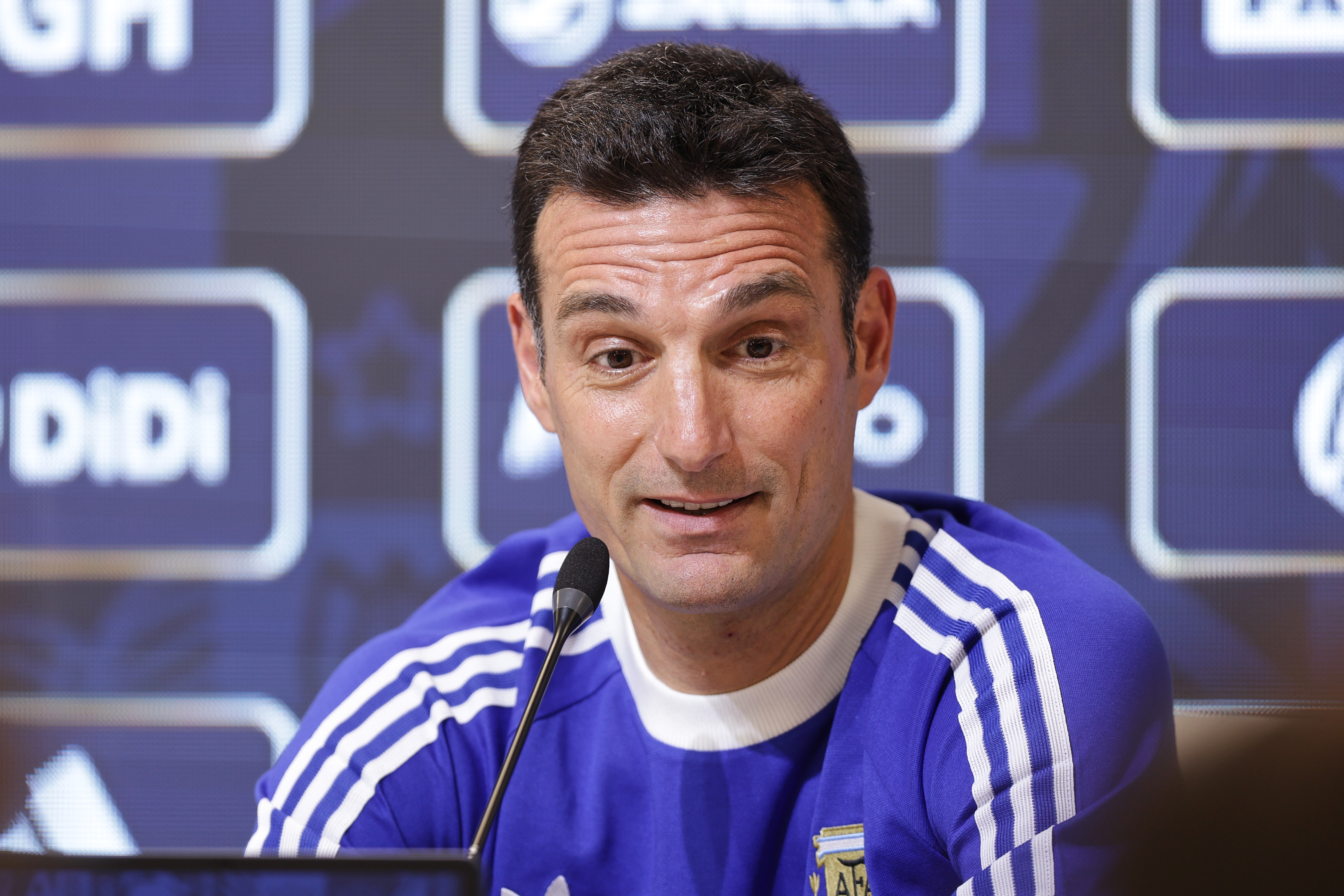 The Argentine manager analyzed the team's current form and confirmed the squad arrives in top condition to defend the title at the 2026 World Cup Argentina-Scaloni press conference The Argentine manager analyzed the team's current form and confirmed the squad arrives in top condition to defend the title at the 2026 World Cup Ezeiza, Argentina – March 26, 2026: Lionel Scaloni spoke to the media at the AFA facilities before the Argentina national team's departure for the World Cup. The coach highlighted the group's unity and physical preparation, emphasizing the importance of staying humble in the pursuit of a new global dream. (Photo: UNAR AGENCY)
