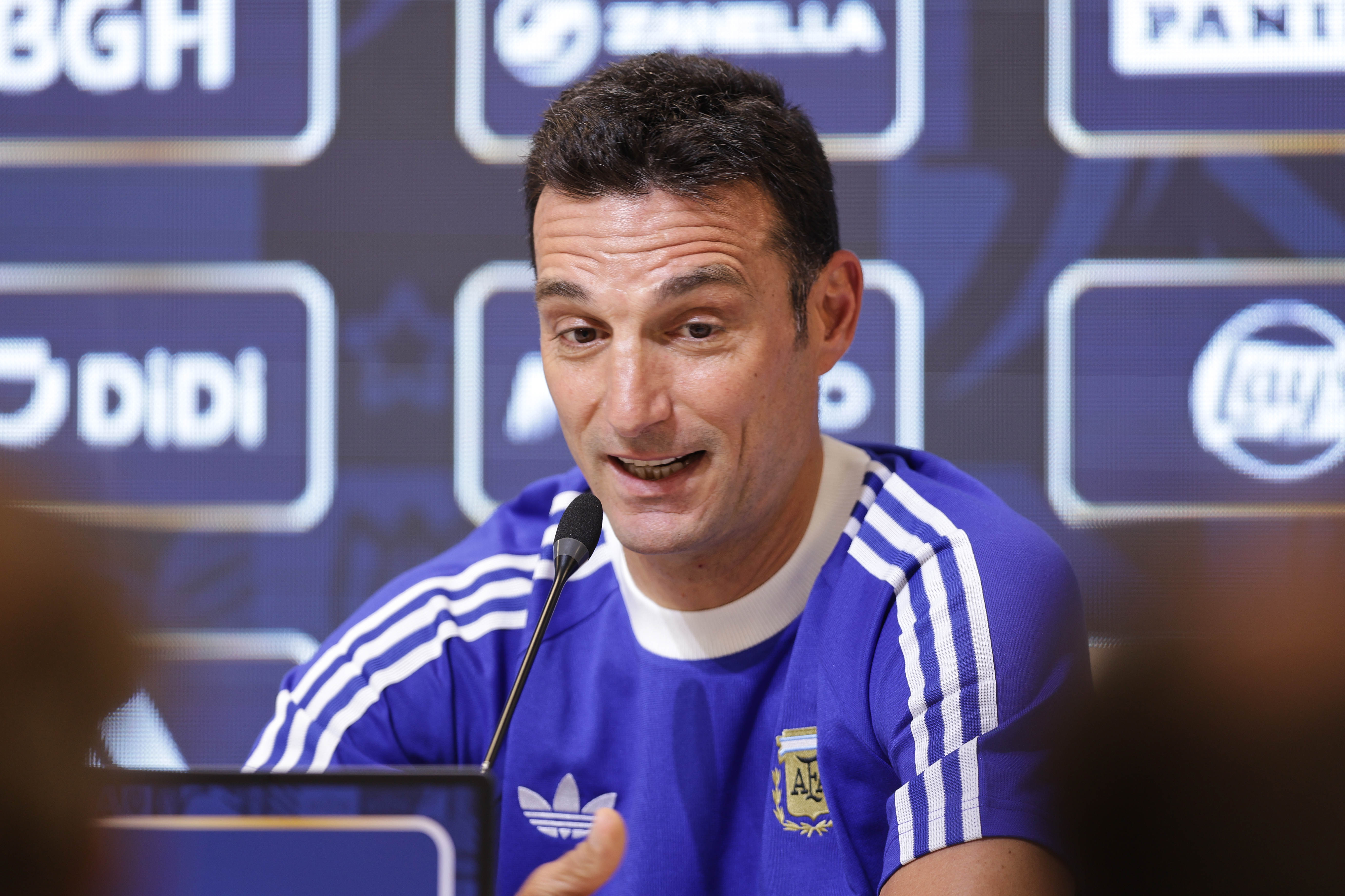 The Argentine manager analyzed the team's current form and confirmed the squad arrives in top condition to defend the title at the 2026 World Cup Argentina-Scaloni press conference The Argentine manager analyzed the team's current form and confirmed the squad arrives in top condition to defend the title at the 2026 World Cup Ezeiza, Argentina – March 26, 2026: Lionel Scaloni spoke to the media at the AFA facilities before the Argentina national team's departure for the World Cup. The coach highlighted the group's unity and physical preparation, emphasizing the importance of staying humble in the pursuit of a new global dream. (Photo: UNAR AGENCY)