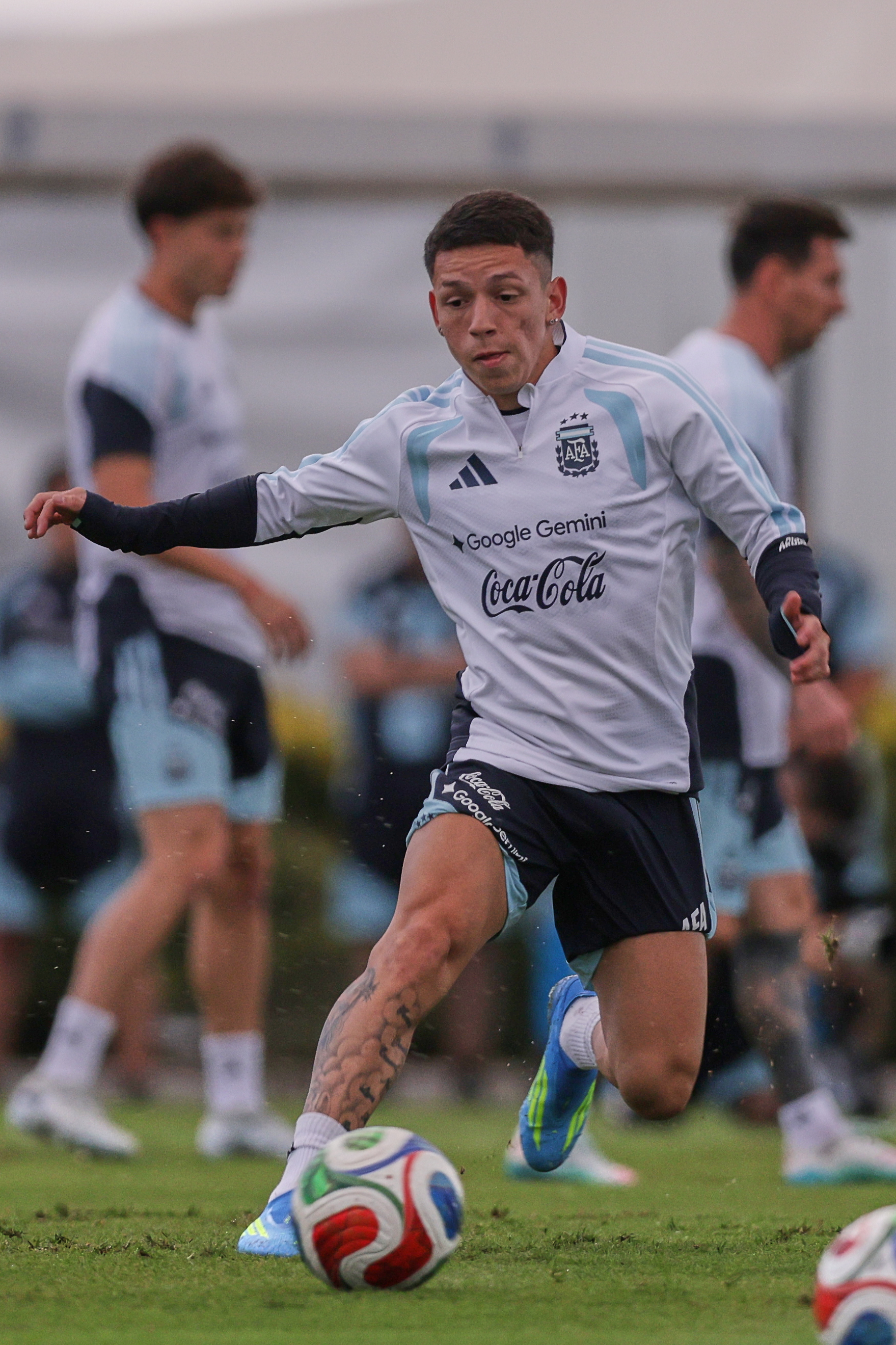 The captain alongside the team's engine and young prospect Gianluca Prestianni worked in Ezeiza ahead of the Mauritania friendly ARGENTINA-Segundo entrenamiento selección The captain alongside the team's engine and young prospect Gianluca Prestianni worked in Ezeiza ahead of the Mauritania friendly Buenos Aires, Argentina – March 26, 2026: Gianluca Prestianni took part in the second day of training for the Argentina national team. Under Scaloni's guidance, the squad is fine-tuning tactical details at the Ezeiza facilities for the upcoming preparatory match against Mauritania. (Photo: Salvador Parente/UNAR AGENCY)