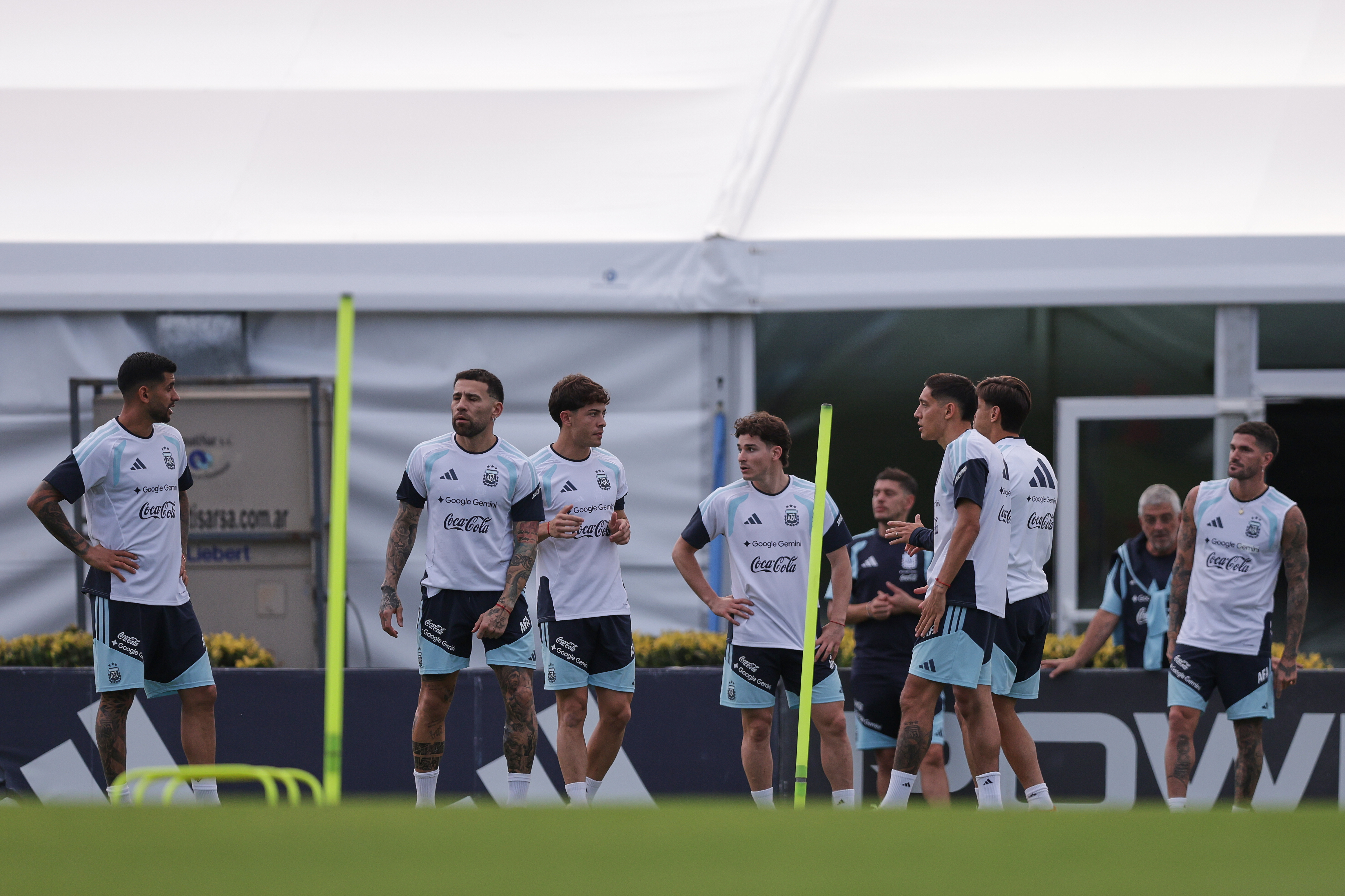 The captain alongside the team's engine and young prospect Gianluca Prestianni worked in Ezeiza ahead of the Mauritania friendly ARGENTINA-Segundo entrenamiento selección The captain alongside the team's engine and young prospect Gianluca Prestianni worked in Ezeiza ahead of the Mauritania friendly Buenos Aires, Argentina – March 26, 2026: Argentine players took part in the second day of training for the Argentina national team. Under Scaloni's guidance, the squad is fine-tuning tactical details at the Ezeiza facilities for the upcoming preparatory match against Mauritania. (Photo: Salvador Parente/UNAR AGENCY)