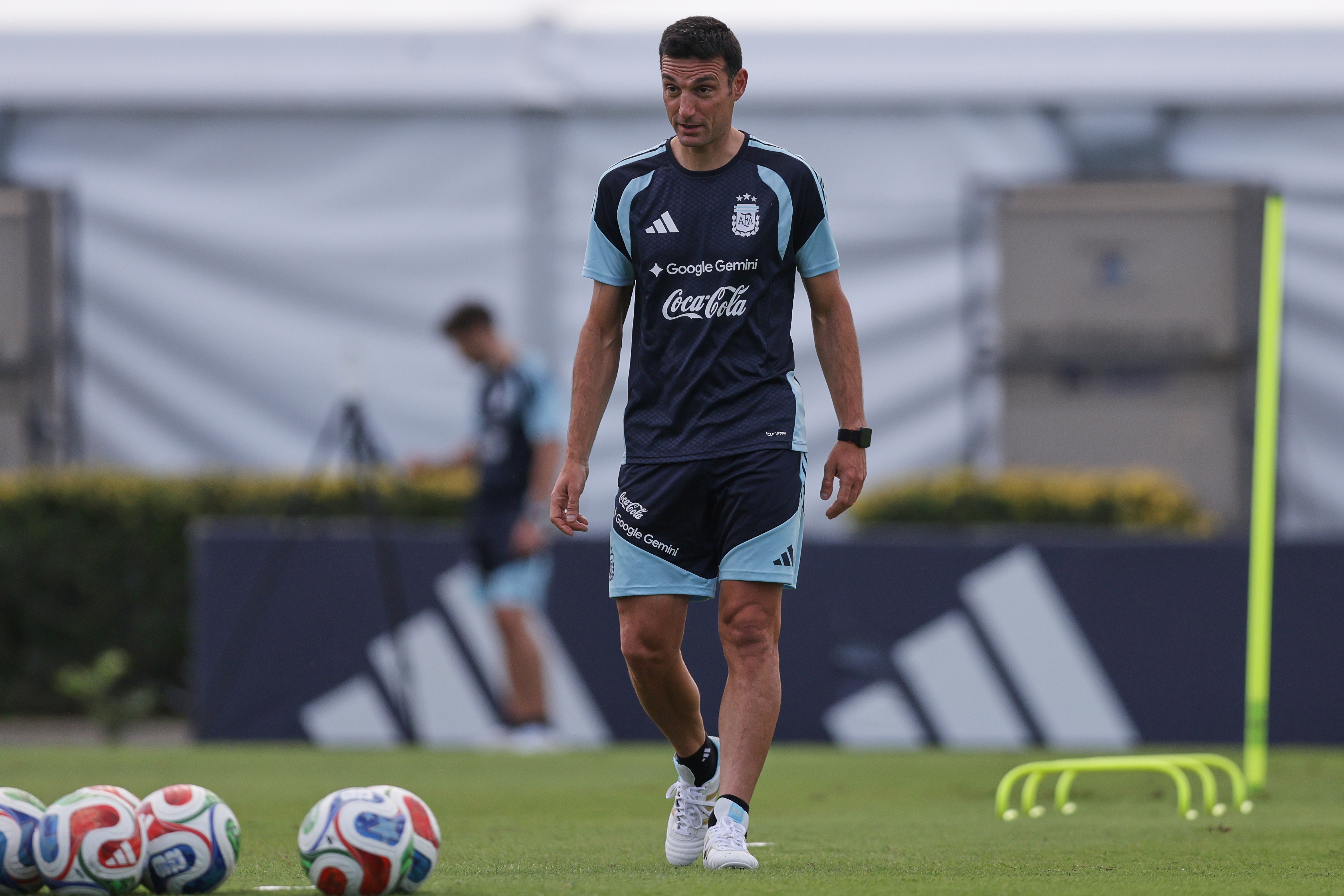 The captain alongside the team's engine and young prospect Gianluca Prestianni worked in Ezeiza ahead of the Mauritania friendly ARGENTINA-Segundo entrenamiento selección The captain alongside the team's engine and young prospect Gianluca Prestianni worked in Ezeiza ahead of the Mauritania friendly Buenos Aires, Argentina – March 26, 2026: Lionel Scaloni took part in the second day of training for the Argentina national team. Under Scaloni's guidance, the squad is fine-tuning tactical details at the Ezeiza facilities for the upcoming preparatory match against Mauritania. (Photo: Salvador Parente/UNAR AGENCY)