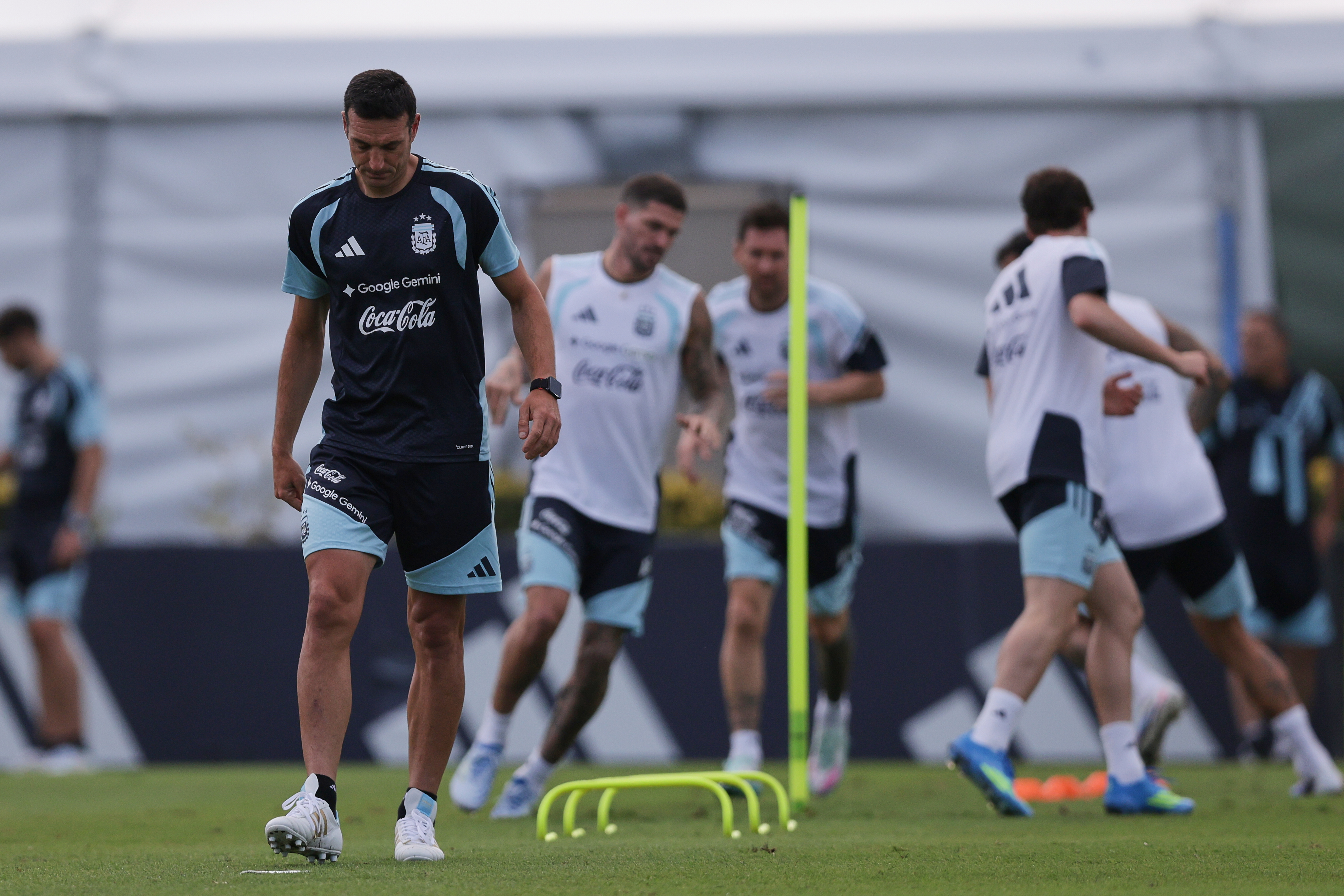 The captain alongside the team's engine and young prospect Gianluca Prestianni worked in Ezeiza ahead of the Mauritania friendly ARGENTINA-Segundo entrenamiento selección The captain alongside the team's engine and young prospect Gianluca Prestianni worked in Ezeiza ahead of the Mauritania friendly Buenos Aires, Argentina – March 26, 2026: Lionel Scaloni took part in the second day of training for the Argentina national team. Under Scaloni's guidance, the squad is fine-tuning tactical details at the Ezeiza facilities for the upcoming preparatory match against Mauritania. (Photo: Salvador Parente/UNAR AGENCY)