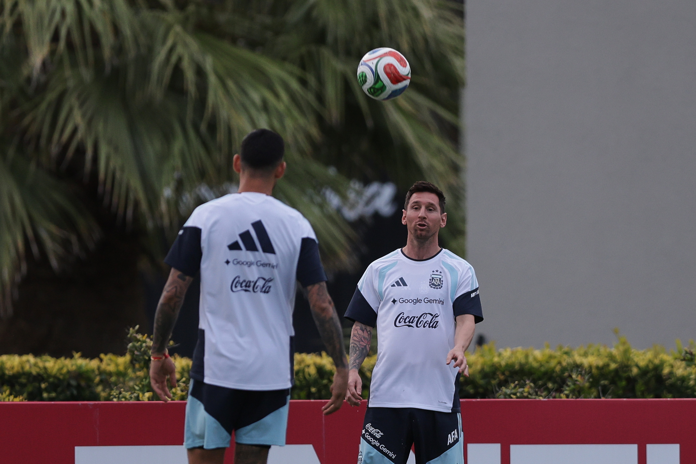 The captain alongside the team's engine and young prospect Gianluca Prestianni worked in Ezeiza ahead of the Mauritania friendly ARGENTINA-Segundo entrenamiento selección The captain alongside the team's engine and young prospect Gianluca Prestianni worked in Ezeiza ahead of the Mauritania friendly Buenos Aires, Argentina – March 26, 2026: Lionel Messi (c) took part in the second day of training for the Argentina national team. Under Scaloni's guidance, the squad is fine-tuning tactical details at the Ezeiza facilities for the upcoming preparatory match against Mauritania. (Photo: Salvador Parente/UNAR AGENCY)