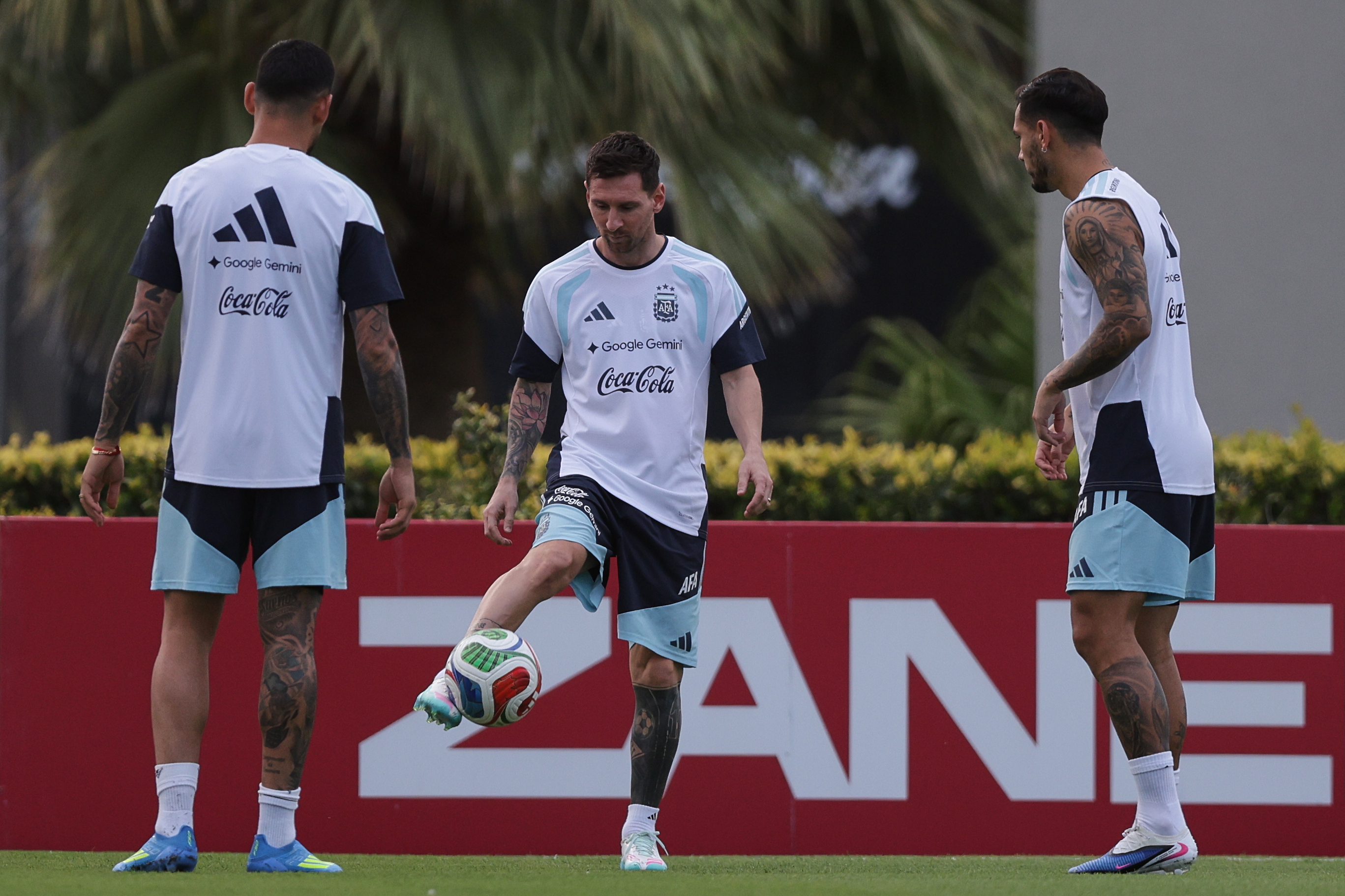 The captain alongside the team's engine and young prospect Gianluca Prestianni worked in Ezeiza ahead of the Mauritania friendly ARGENTINA-Segundo entrenamiento selección The captain alongside the team's engine and young prospect Gianluca Prestianni worked in Ezeiza ahead of the Mauritania friendly Buenos Aires, Argentina – March 26, 2026: Lionel Messi (c) took part in the second day of training for the Argentina national team. Under Scaloni's guidance, the squad is fine-tuning tactical details at the Ezeiza facilities for the upcoming preparatory match against Mauritania. (Photo: Salvador Parente/UNAR AGENCY)
