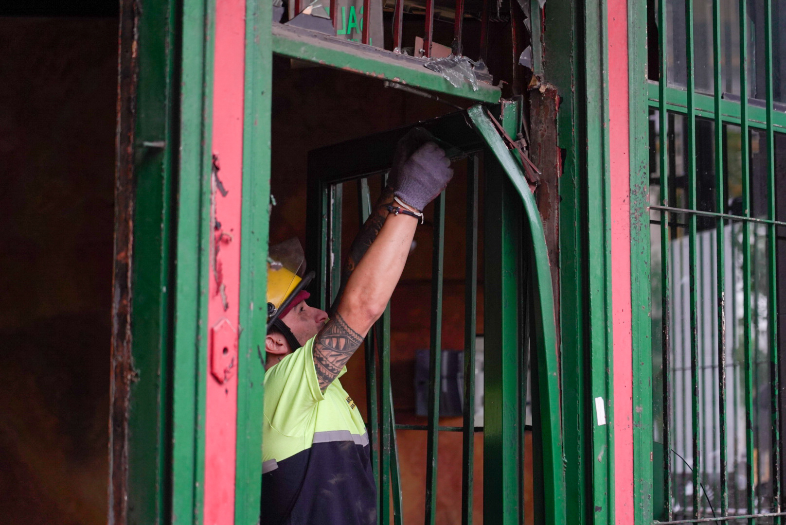 Un móvil de la Policía de la Ciudad terminó dentro de una pizzería y un interno de la Línea 168 quedó sobre la vereda tras una colisión que dejó 7 heridos Argentina-Colectivo choca patrullero Un móvil de la Policía de la Ciudad terminó dentro de una pizzería y un interno de la Línea 168 quedó sobre la vereda tras una colisión que dejó 7 heridos Buenos Aires, Argentina – 29 de marzo, 2026: Un grave accidente ocurrió esta mañana en el cruce de Av. San Juan y Luis Sáenz Peña. Un patrullero que acudía a un llamado impactó contra un colectivo, terminando ambos sobre la fachada de la pizzería "Mandiyú". El SAME trasladó a los heridos a los hospitales Británico y Ramos Mejía. (Foto: Nicolás Hernández/ UNAR AGENCY)