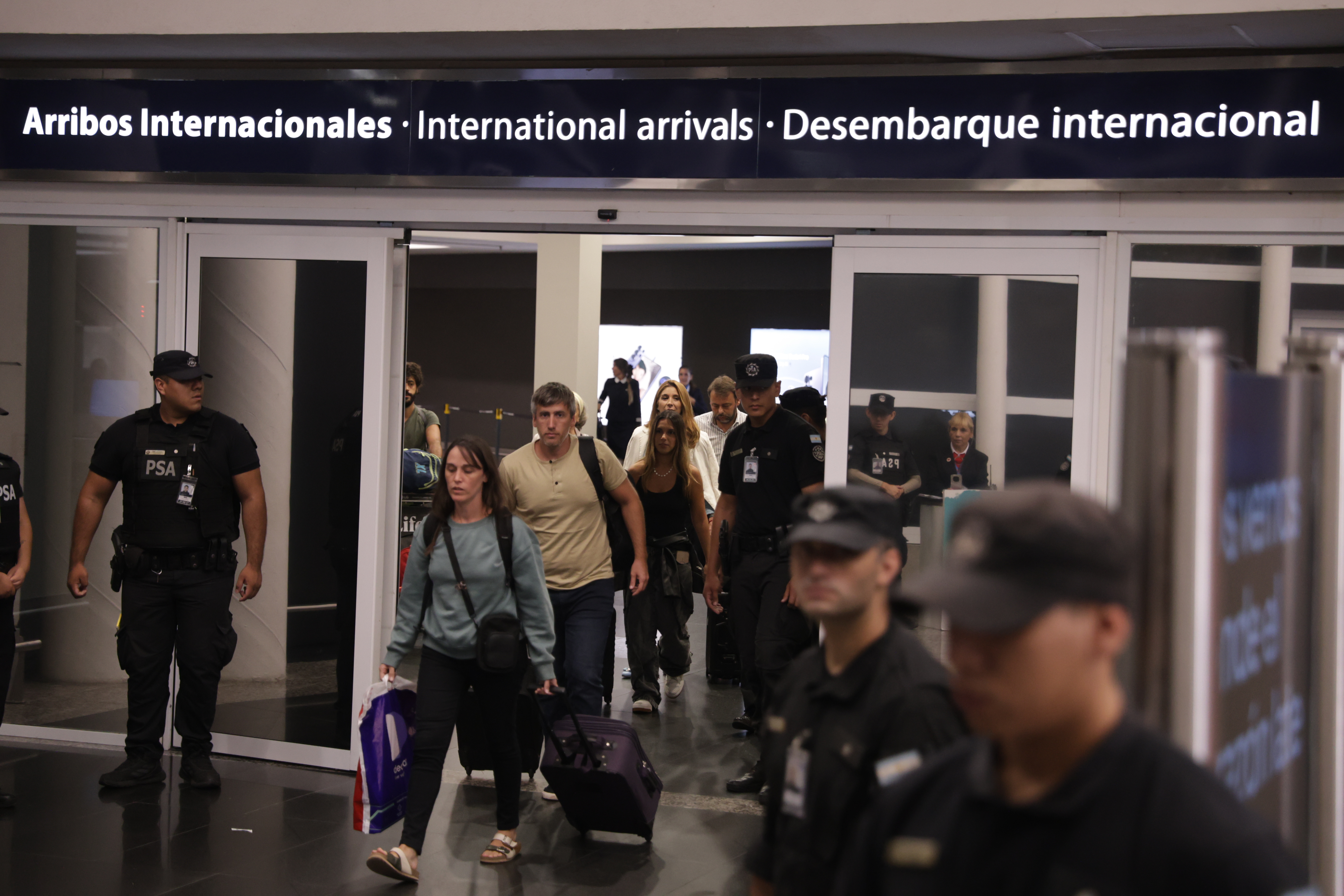 La creadora de contenido arribó al Aeropuerto de Ezeiza luego de enfrentar cargos por injuria racista tras un incidente en un restaurante de Río de Janeiro ARGENTINA-Agostina Paez vuelve a Argentina desde Brasil La creadora de contenido arribó al Aeropuerto de Ezeiza luego de enfrentar cargos por injuria racista tras un incidente en un restaurante de Río de Janeiro Buenos Aires, Argentina – 1 de abril, 2026: La influencer argentina Agostina Páez regresó ayer al país luego de permanecer detenida en Brasil por injuria racista. El incidente, que se volvió viral en redes sociales, la mostró realizando gestos discriminatorios hacia empleados de un local gastronómico, lo que derivó en su arresto inmediato por las autoridades brasileñas. (Foto: UNAR AGENCY)