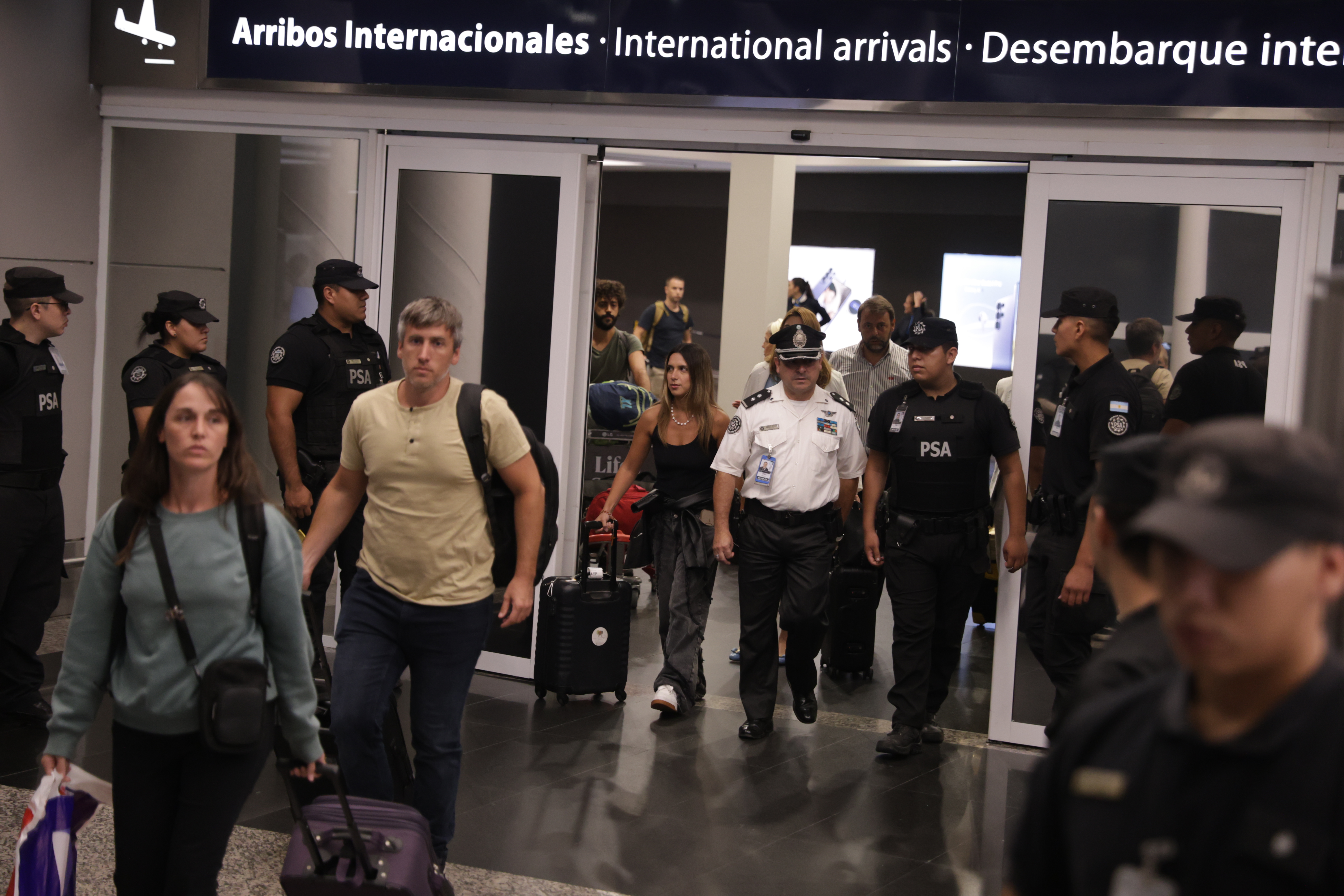 La creadora de contenido arribó al Aeropuerto de Ezeiza luego de enfrentar cargos por injuria racista tras un incidente en un restaurante de Río de Janeiro ARGENTINA-Agostina Paez vuelve a Argentina desde Brasil La creadora de contenido arribó al Aeropuerto de Ezeiza luego de enfrentar cargos por injuria racista tras un incidente en un restaurante de Río de Janeiro Buenos Aires, Argentina – 1 de abril, 2026: La influencer argentina Agostina Páez (C) regresó ayer al país luego de permanecer detenida en Brasil por injuria racista. El incidente, que se volvió viral en redes sociales, la mostró realizando gestos discriminatorios hacia empleados de un local gastronómico, lo que derivó en su arresto inmediato por las autoridades brasileñas. (Foto: UNAR AGENCY)
