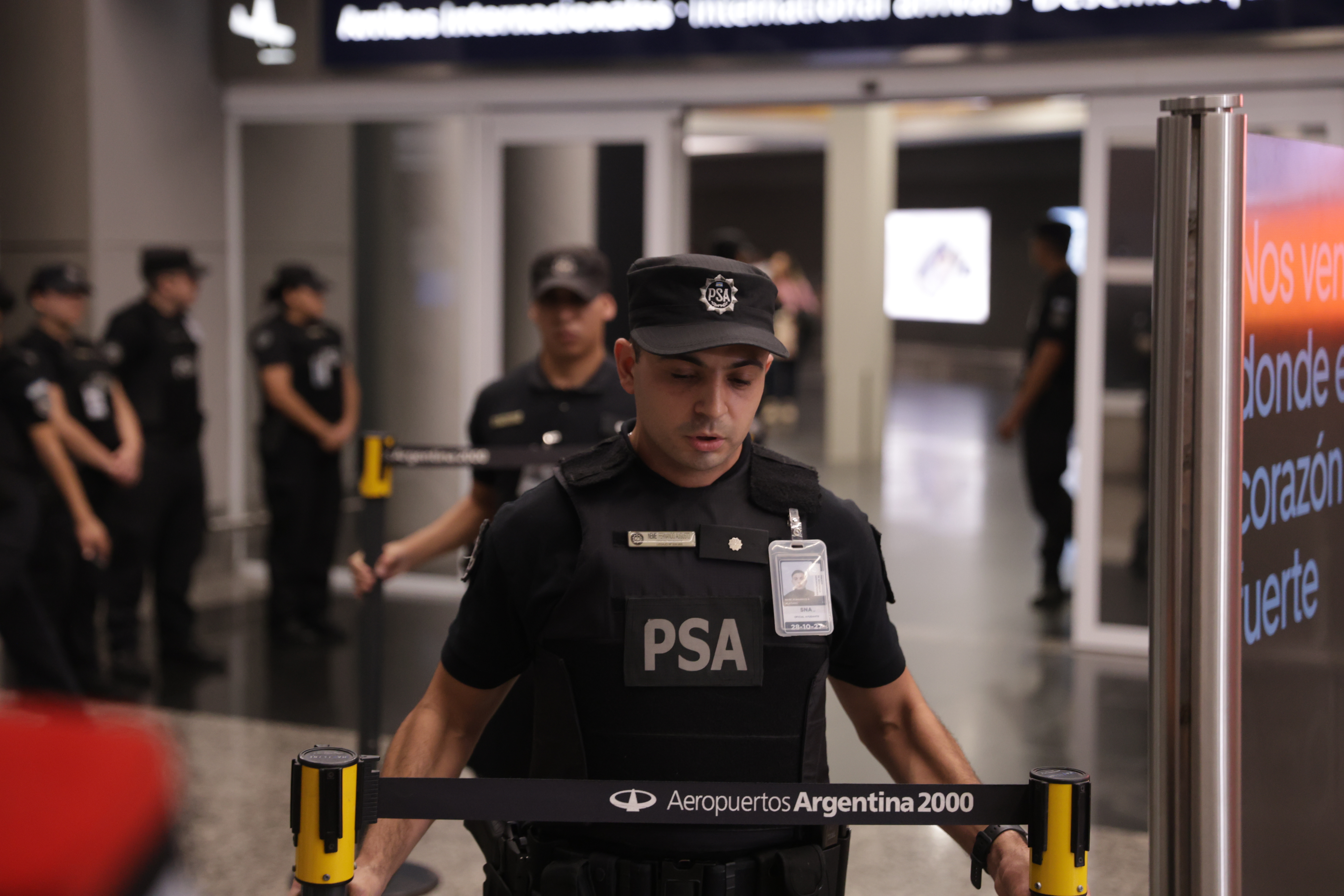 La creadora de contenido arribó al Aeropuerto de Ezeiza luego de enfrentar cargos por injuria racista tras un incidente en un restaurante de Río de Janeiro ARGENTINA-Agostina Paez vuelve a Argentina desde Brasil La creadora de contenido arribó al Aeropuerto de Ezeiza luego de enfrentar cargos por injuria racista tras un incidente en un restaurante de Río de Janeiro Buenos Aires, Argentina – 1 de abril, 2026: La policía arma un cerco de seguridad para recibir a Agostina Paez. La influencer argentina Agostina Páez regresó ayer al país luego de permanecer detenida en Brasil por injuria racista. El incidente, que se volvió viral en redes sociales, la mostró realizando gestos discriminatorios hacia empleados de un local gastronómico, lo que derivó en su arresto inmediato por las autoridades brasileñas. (Foto: UNAR AGENCY)