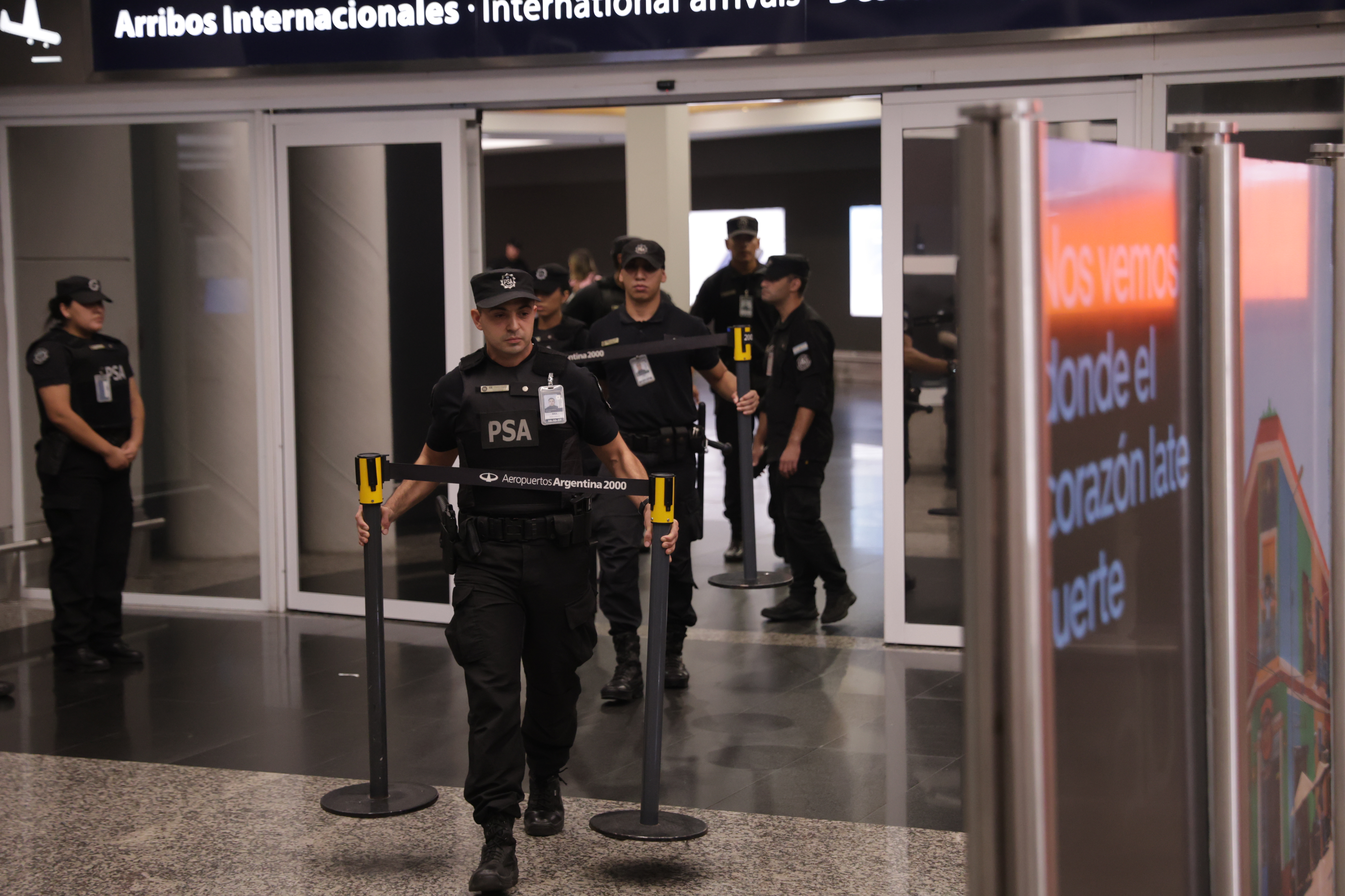 La creadora de contenido arribó al Aeropuerto de Ezeiza luego de enfrentar cargos por injuria racista tras un incidente en un restaurante de Río de Janeiro ARGENTINA-Agostina Paez vuelve a Argentina desde Brasil La creadora de contenido arribó al Aeropuerto de Ezeiza luego de enfrentar cargos por injuria racista tras un incidente en un restaurante de Río de Janeiro Buenos Aires, Argentina – 1 de abril, 2026: La policía arma un cerco de seguridad para recibir a Agostina Paez. La influencer argentina Agostina Páez regresó ayer al país luego de permanecer detenida en Brasil por injuria racista. El incidente, que se volvió viral en redes sociales, la mostró realizando gestos discriminatorios hacia empleados de un local gastronómico, lo que derivó en su arresto inmediato por las autoridades brasileñas. (Foto: UNAR AGENCY)