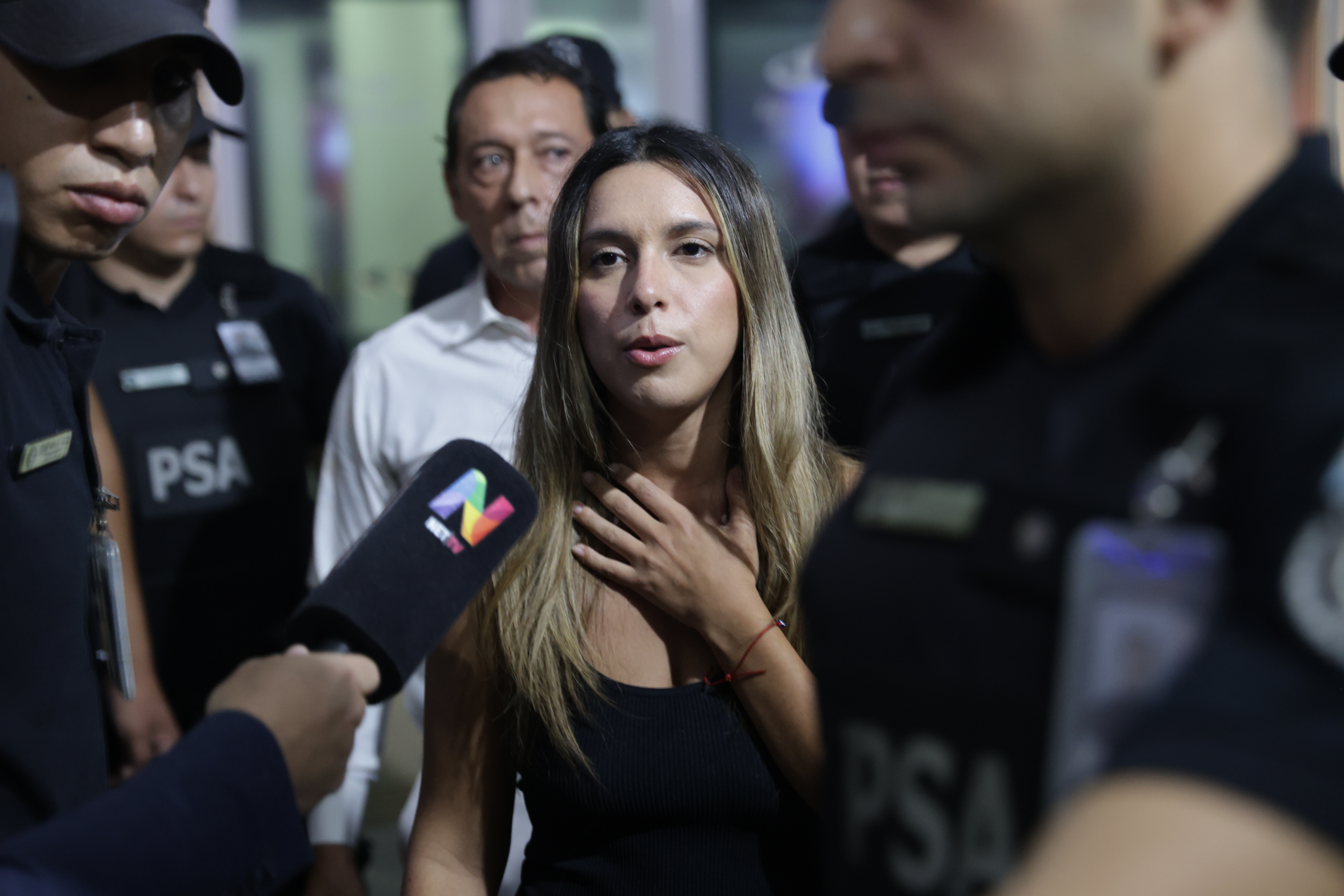 La creadora de contenido arribó al Aeropuerto de Ezeiza luego de enfrentar cargos por injuria racista tras un incidente en un restaurante de Río de Janeiro ARGENTINA-Agostina Paez vuelve a Argentina desde Brasil La creadora de contenido arribó al Aeropuerto de Ezeiza luego de enfrentar cargos por injuria racista tras un incidente en un restaurante de Río de Janeiro Buenos Aires, Argentina – 1 de abril, 2026: La influencer argentina Agostina Páez regresó ayer al país luego de permanecer detenida en Brasil por injuria racista. El incidente, que se volvió viral en redes sociales, la mostró realizando gestos discriminatorios hacia empleados de un local gastronómico, lo que derivó en su arresto inmediato por las autoridades brasileñas. (Foto: UNAR AGENCY)