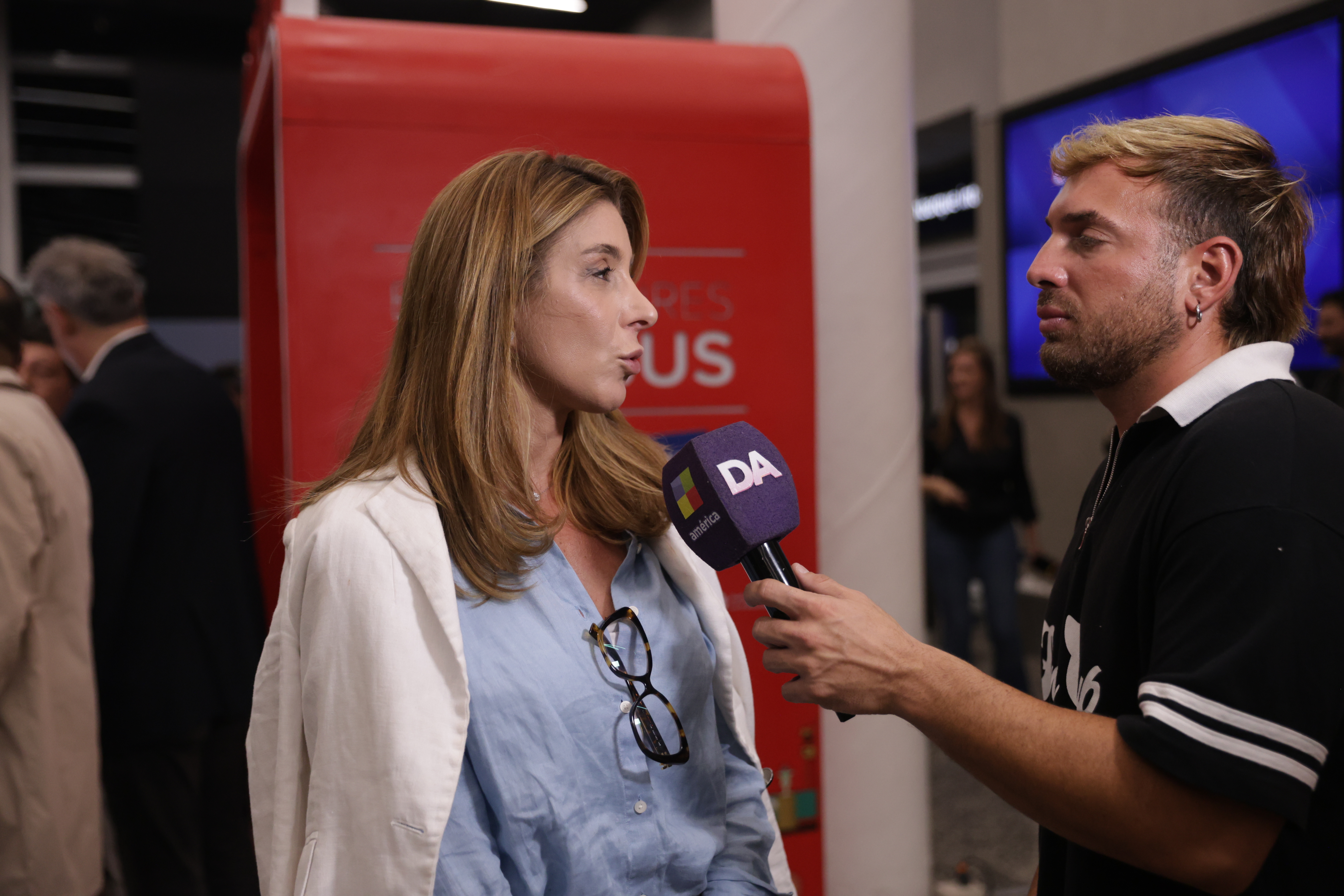 La creadora de contenido arribó al Aeropuerto de Ezeiza luego de enfrentar cargos por injuria racista tras un incidente en un restaurante de Río de Janeiro ARGENTINA-Agostina Paez vuelve a Argentina desde Brasil La creadora de contenido arribó al Aeropuerto de Ezeiza luego de enfrentar cargos por injuria racista tras un incidente en un restaurante de Río de Janeiro Buenos Aires, Argentina – 1 de abril, 2026: La influencer argentina Agostina Páez regresó ayer al país luego de permanecer detenida en Brasil por injuria racista. El incidente, que se volvió viral en redes sociales, la mostró realizando gestos discriminatorios hacia empleados de un local gastronómico, lo que derivó en su arresto inmediato por las autoridades brasileñas. (Foto: UNAR AGENCY)