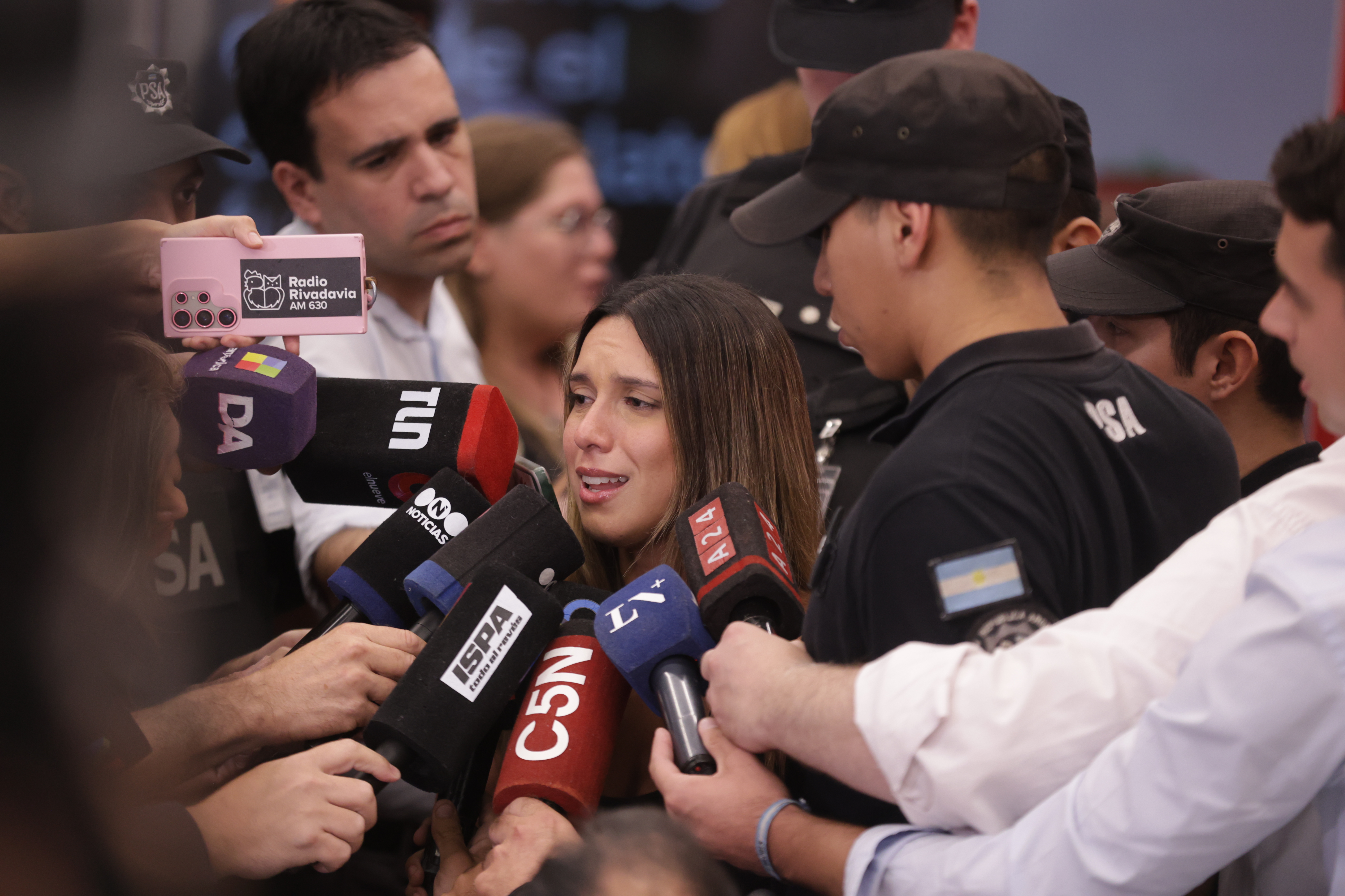 La creadora de contenido arribó al Aeropuerto de Ezeiza luego de enfrentar cargos por injuria racista tras un incidente en un restaurante de Río de Janeiro ARGENTINA-Agostina Paez vuelve a Argentina desde Brasil La creadora de contenido arribó al Aeropuerto de Ezeiza luego de enfrentar cargos por injuria racista tras un incidente en un restaurante de Río de Janeiro Buenos Aires, Argentina – 1 de abril, 2026: La influencer argentina Agostina Páez regresó ayer al país luego de permanecer detenida en Brasil por injuria racista. El incidente, que se volvió viral en redes sociales, la mostró realizando gestos discriminatorios hacia empleados de un local gastronómico, lo que derivó en su arresto inmediato por las autoridades brasileñas. (Foto: UNAR AGENCY)