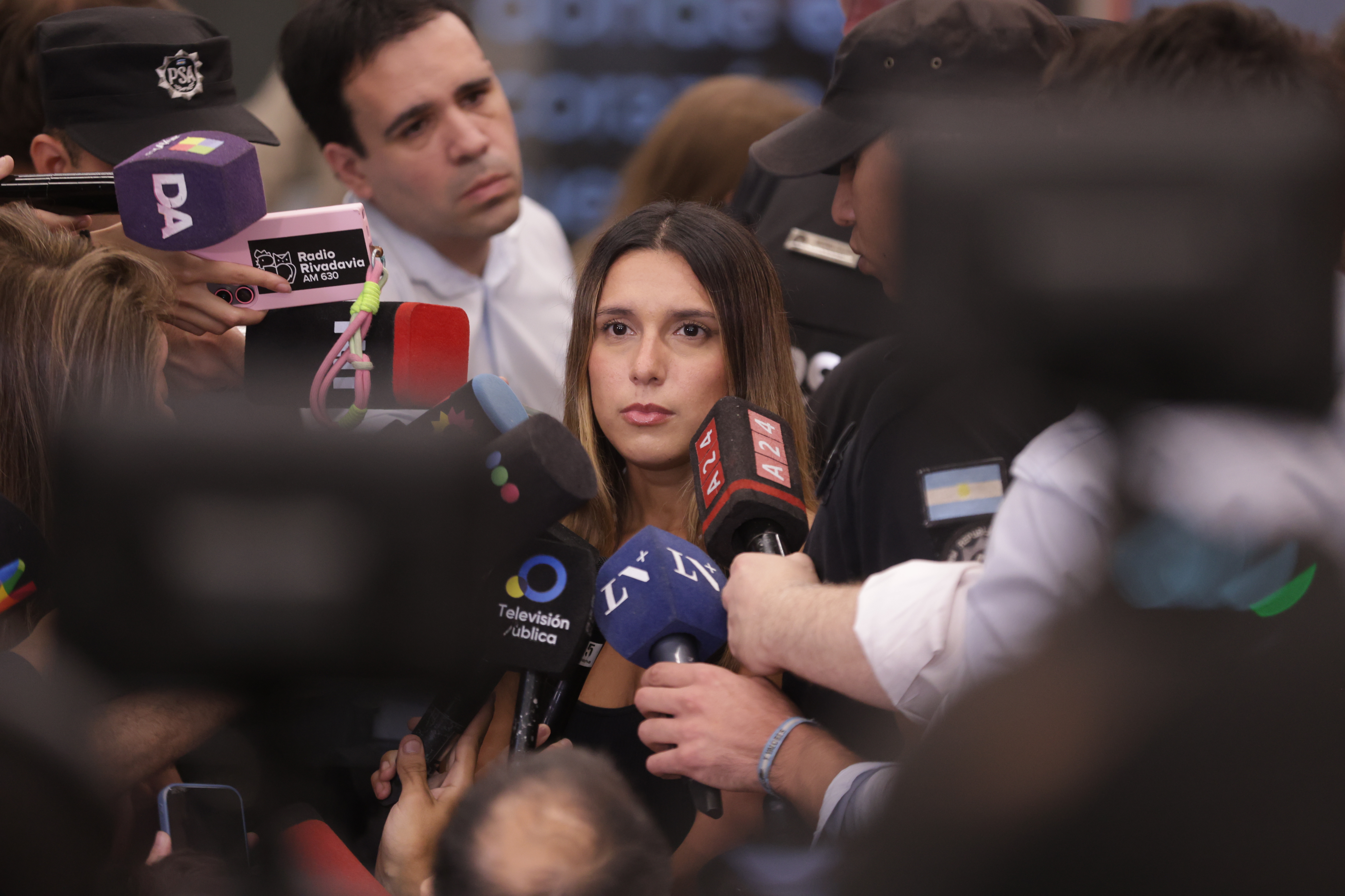 La creadora de contenido arribó al Aeropuerto de Ezeiza luego de enfrentar cargos por injuria racista tras un incidente en un restaurante de Río de Janeiro ARGENTINA-Agostina Paez vuelve a Argentina desde Brasil La creadora de contenido arribó al Aeropuerto de Ezeiza luego de enfrentar cargos por injuria racista tras un incidente en un restaurante de Río de Janeiro Buenos Aires, Argentina – 1 de abril, 2026: La influencer argentina Agostina Páez regresó ayer al país luego de permanecer detenida en Brasil por injuria racista. El incidente, que se volvió viral en redes sociales, la mostró realizando gestos discriminatorios hacia empleados de un local gastronómico, lo que derivó en su arresto inmediato por las autoridades brasileñas. (Foto: UNAR AGENCY)