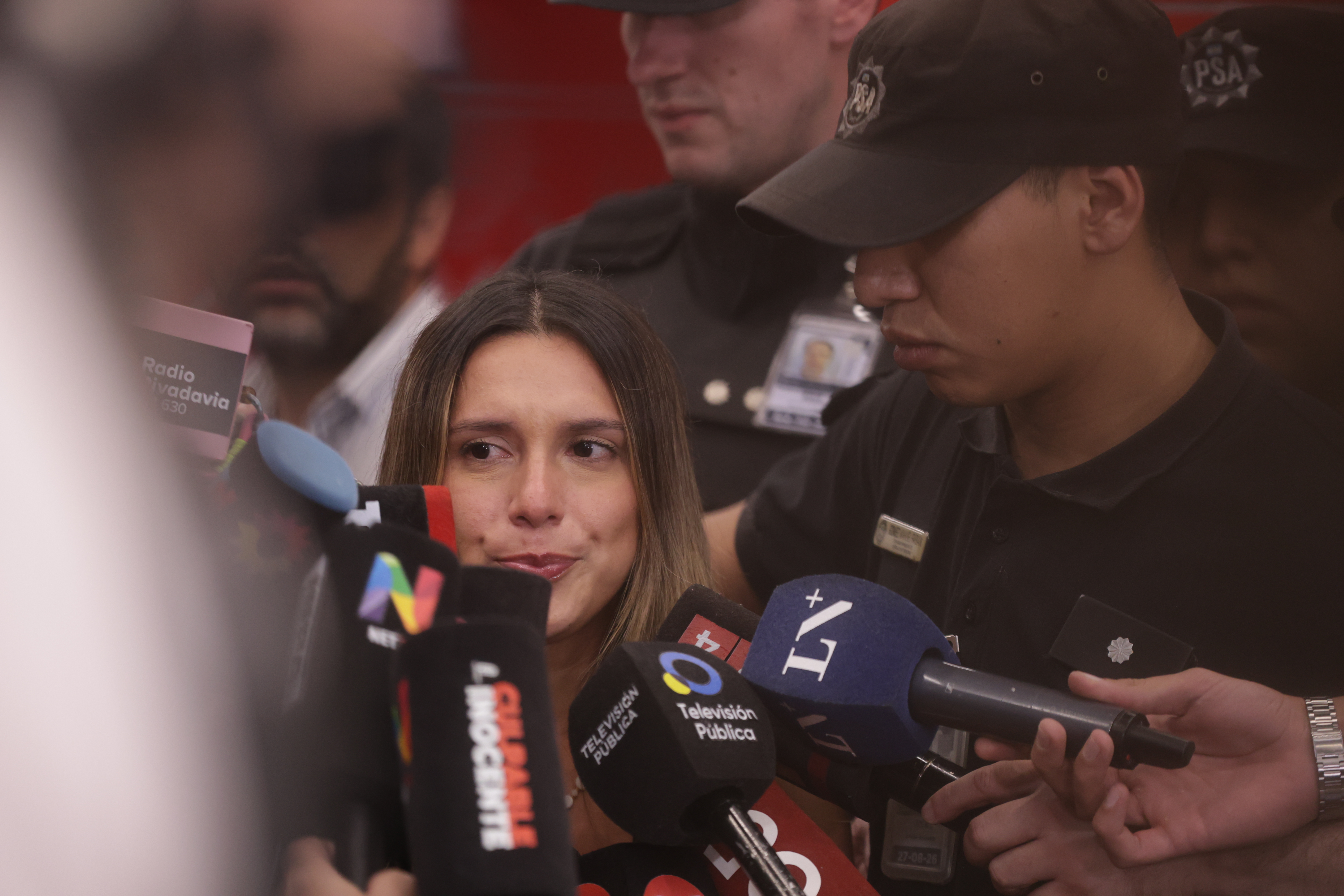 La creadora de contenido arribó al Aeropuerto de Ezeiza luego de enfrentar cargos por injuria racista tras un incidente en un restaurante de Río de Janeiro ARGENTINA-Agostina Paez vuelve a Argentina desde Brasil La creadora de contenido arribó al Aeropuerto de Ezeiza luego de enfrentar cargos por injuria racista tras un incidente en un restaurante de Río de Janeiro Buenos Aires, Argentina – 1 de abril, 2026: La influencer argentina Agostina Páez regresó ayer al país luego de permanecer detenida en Brasil por injuria racista. El incidente, que se volvió viral en redes sociales, la mostró realizando gestos discriminatorios hacia empleados de un local gastronómico, lo que derivó en su arresto inmediato por las autoridades brasileñas. (Foto: UNAR AGENCY)