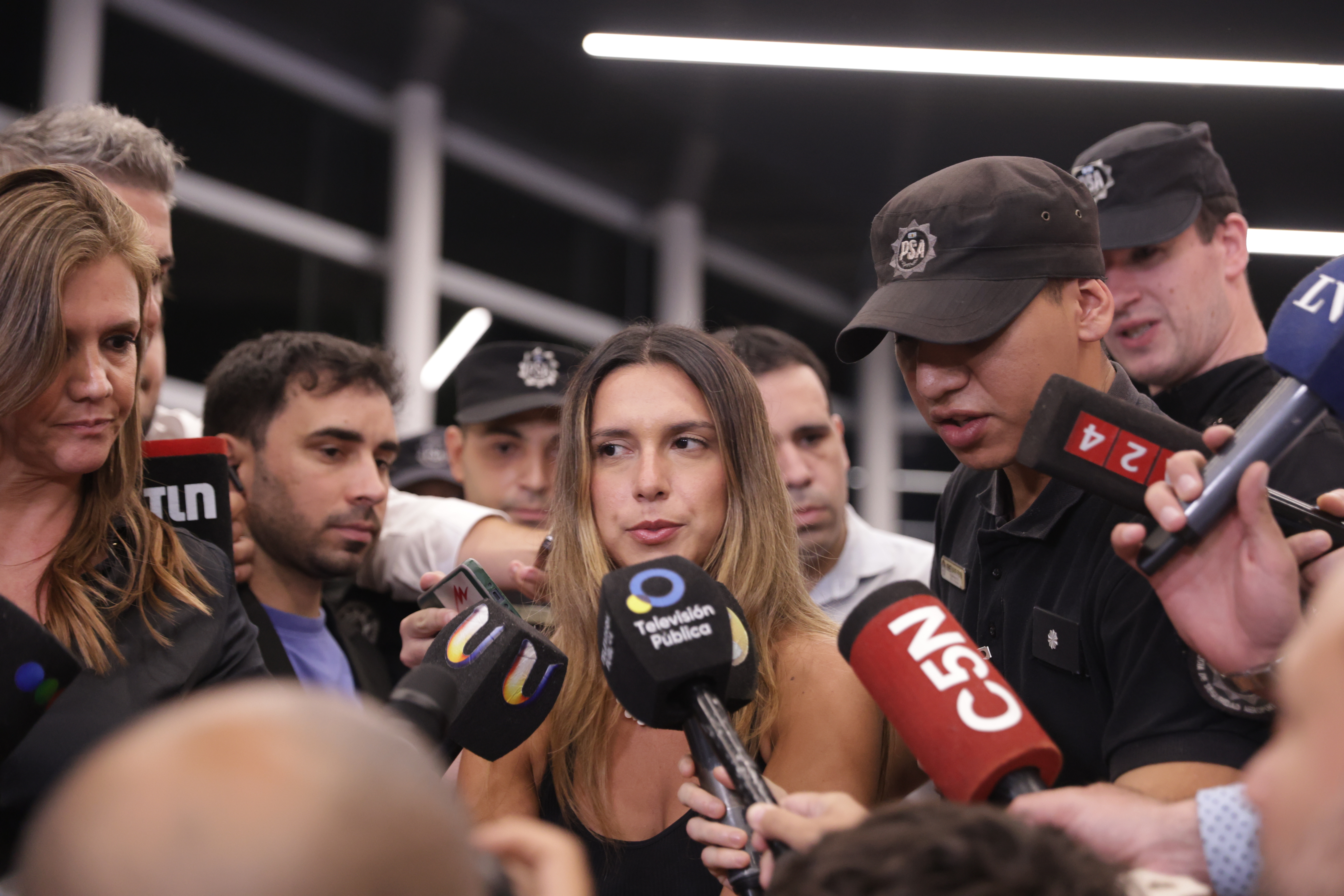 La creadora de contenido arribó al Aeropuerto de Ezeiza luego de enfrentar cargos por injuria racista tras un incidente en un restaurante de Río de Janeiro ARGENTINA-Agostina Paez vuelve a Argentina desde Brasil La creadora de contenido arribó al Aeropuerto de Ezeiza luego de enfrentar cargos por injuria racista tras un incidente en un restaurante de Río de Janeiro Buenos Aires, Argentina – 1 de abril, 2026: La influencer argentina Agostina Páez regresó ayer al país luego de permanecer detenida en Brasil por injuria racista. El incidente, que se volvió viral en redes sociales, la mostró realizando gestos discriminatorios hacia empleados de un local gastronómico, lo que derivó en su arresto inmediato por las autoridades brasileñas. (Foto: UNAR AGENCY)