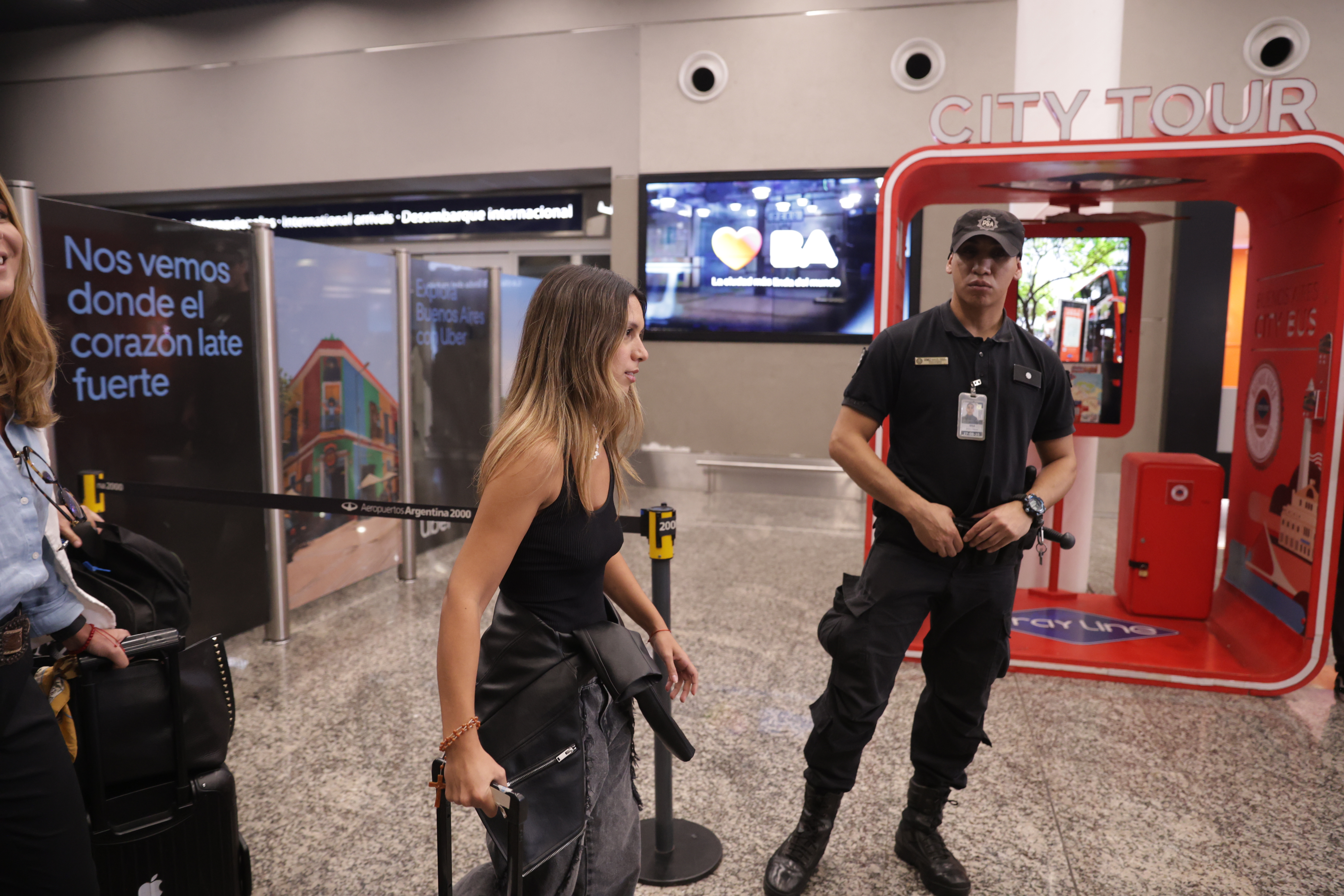 La creadora de contenido arribó al Aeropuerto de Ezeiza luego de enfrentar cargos por injuria racista tras un incidente en un restaurante de Río de Janeiro ARGENTINA-Agostina Paez vuelve a Argentina desde Brasil La creadora de contenido arribó al Aeropuerto de Ezeiza luego de enfrentar cargos por injuria racista tras un incidente en un restaurante de Río de Janeiro Buenos Aires, Argentina – 1 de abril, 2026: La influencer argentina Agostina Páez regresó ayer al país luego de permanecer detenida en Brasil por injuria racista. El incidente, que se volvió viral en redes sociales, la mostró realizando gestos discriminatorios hacia empleados de un local gastronómico, lo que derivó en su arresto inmediato por las autoridades brasileñas. (Foto: UNAR AGENCY)
