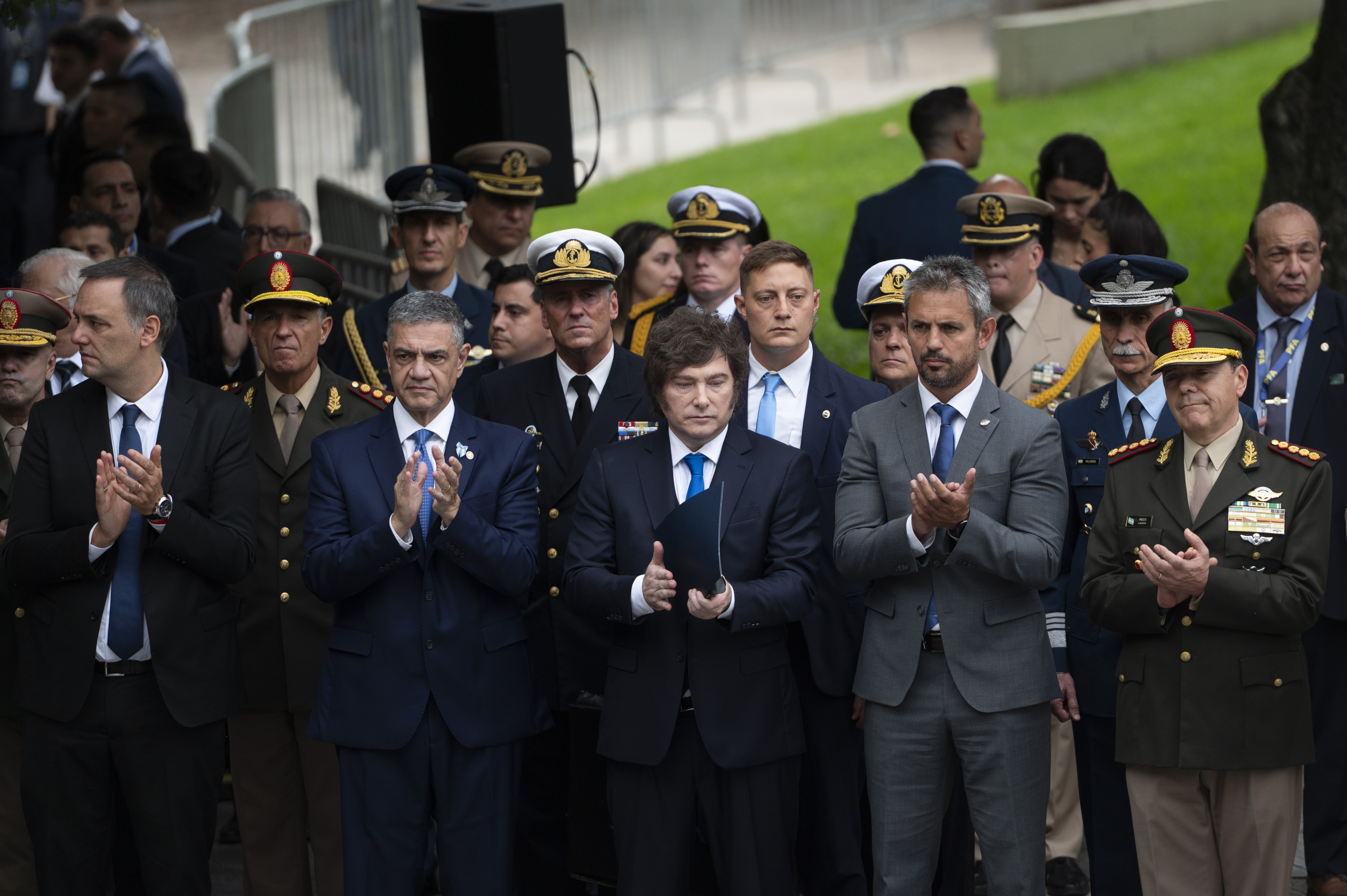 NSR_3966 ARGENTINA-Javier Milei participa en acto por Malvinas NSR_3966 BUENOS AIRES, ARGENTINA. 2 Abril, 2026: El presidente Javier Milei participa de un evento en reconocimiento de los caídos en Malvinas. Acompañado por gran parte del gabinete el presidente brinda un discurso frente a los veteranos, granaderos y militares retirados. Foto: Nehuen Rovediello/ UNAR AGENCY.