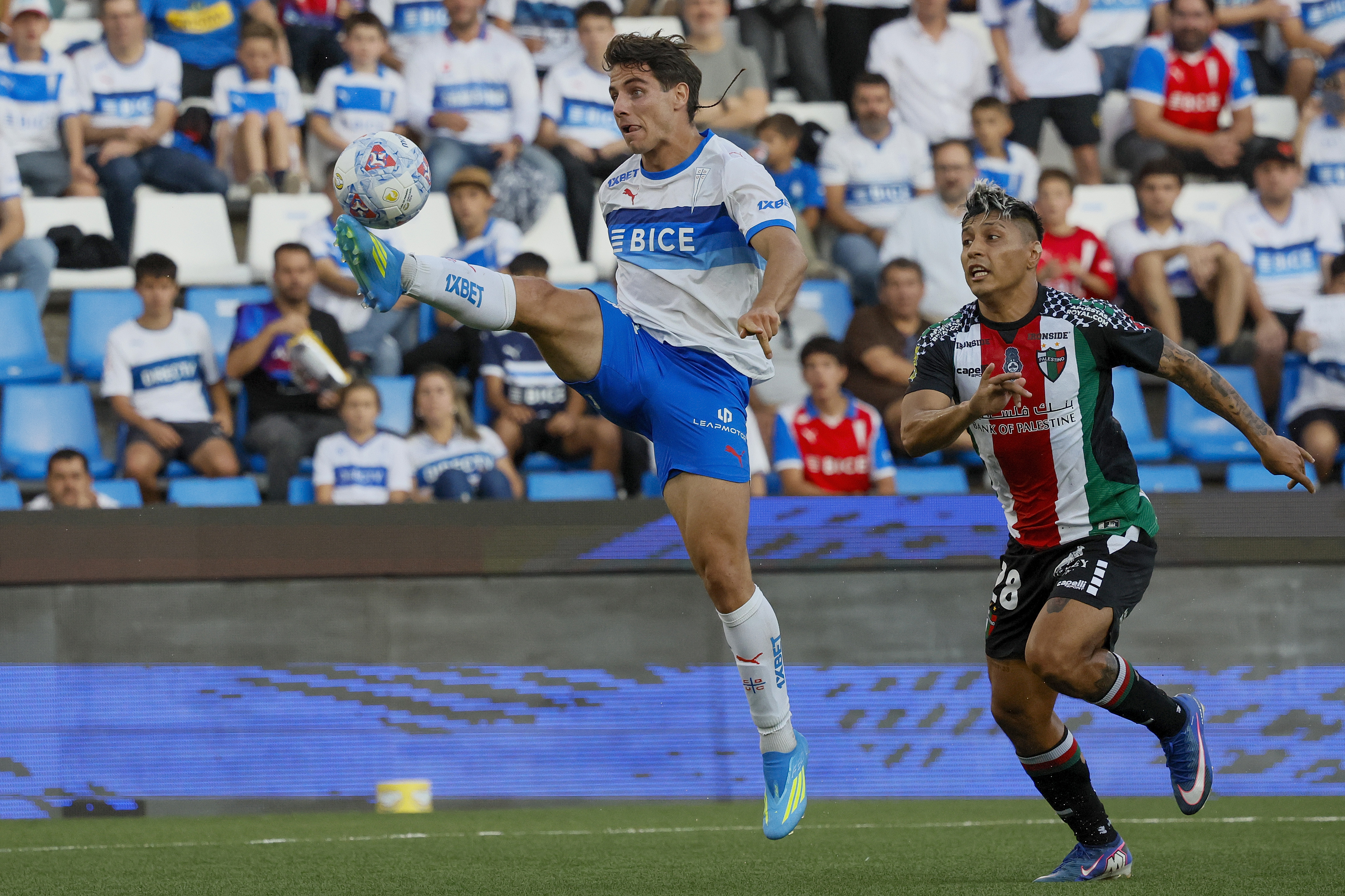 Universidad Católica vs Palestino Chilean football CHILE-Universidad Católica vs Palestino Universidad Católica vs Palestino Chilean football Santiago, Chile - 02 April, 2026: Futbol, Universidad Catolica vs Palestino.
Fecha 8, Liga de Primera 2026.
El jugador de Universidad Catolica Clemente Montes, centro, disputa el balon con Dilan Zuniga de Palestino durante el partido de la Liga de primera realizado en el Claro Arena de Santiago, Chile.
02/04/2026
Andres Pina/Photosport Football, Universidad Catolica vs Palestino.
8th turn, 2026 First division League.
Universidad Catolica player Clemente Montes, center, vies for the ball against Dilan Zuniga of Palestino during a first division match at Claro Arena stadium in Santiago, Chile.
02/04/2026
Andres Pina/Photosport/UNAR AGENCY