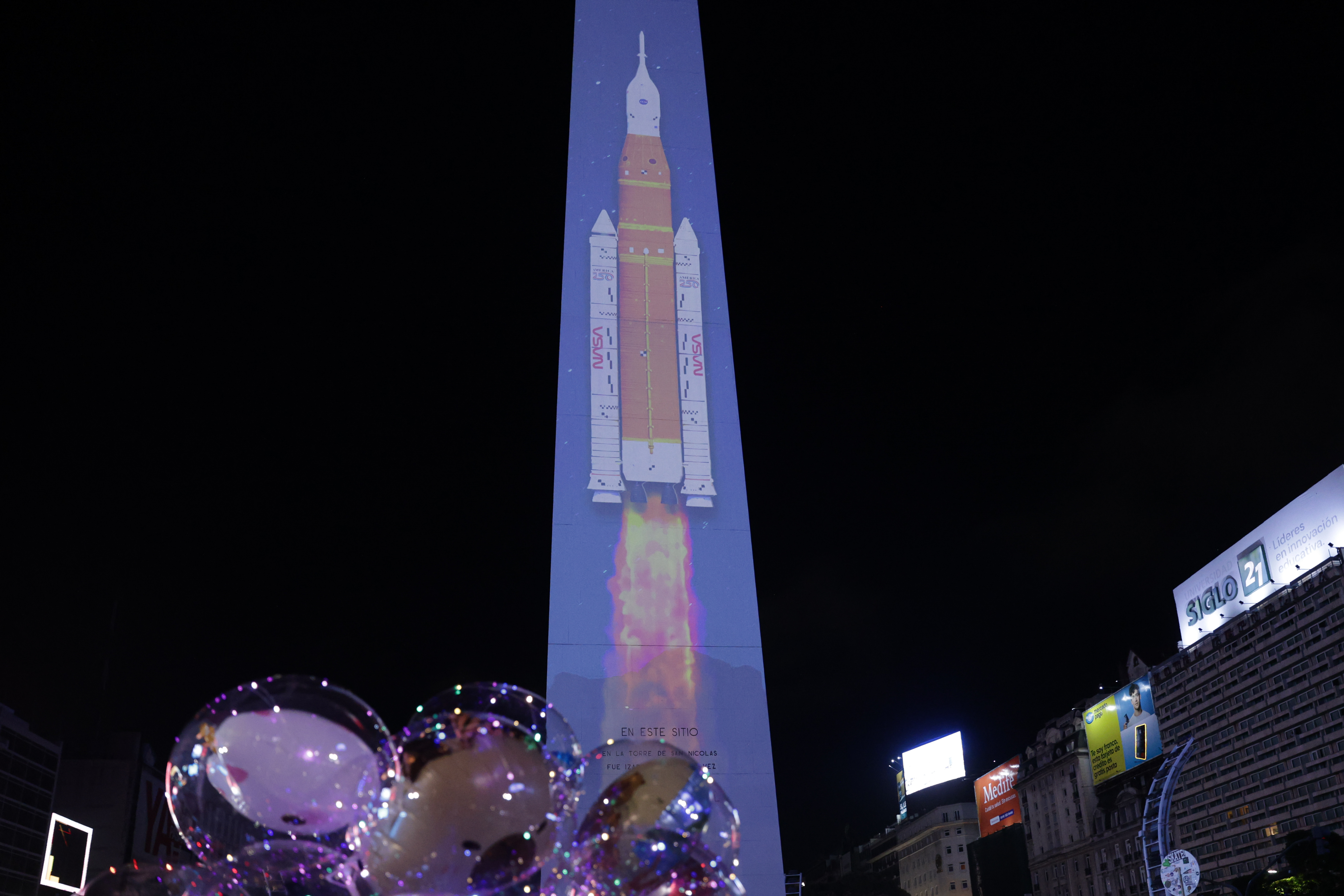 ARZA3481 ARGENTINA-Obelisco iluminado Artemis ARZA3481 Buenos Aires, Argentina - 01 Abril, 2026: El obelisco argentino se iluminó con motivo del lanzamiento del Artemis a la órbita lunar. Foto: Stringer/ UNAR AGENCY
