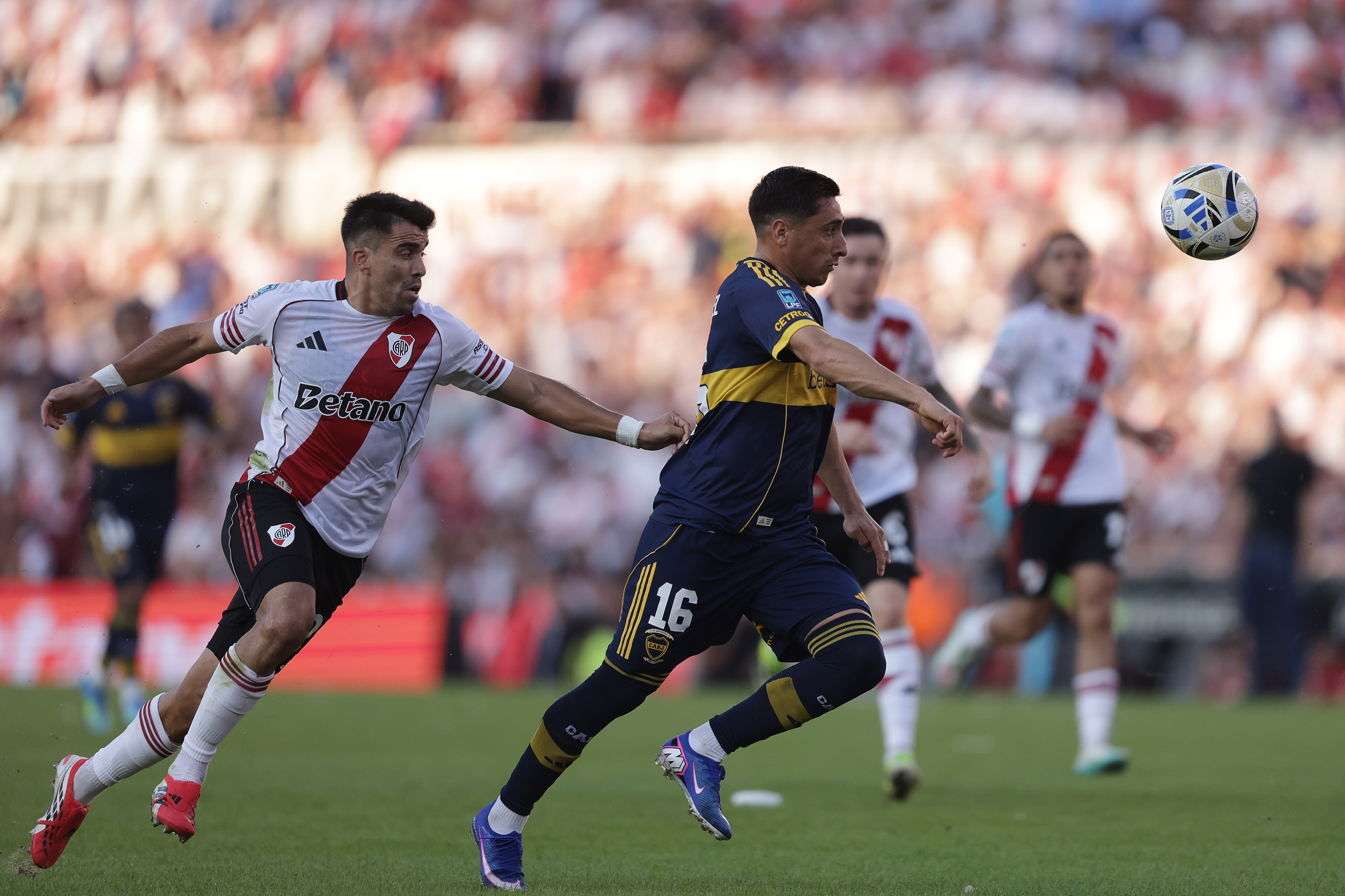 The "Millonario" and the "Xeneize" clash at the Mâs Monumental Stadium for the 2026 Apertura Tournament Buenos Aires, Argentina – April 19, 2026: River Plate hosted Boca Juniors at the Mâs Monumental Stadium for a new rou...