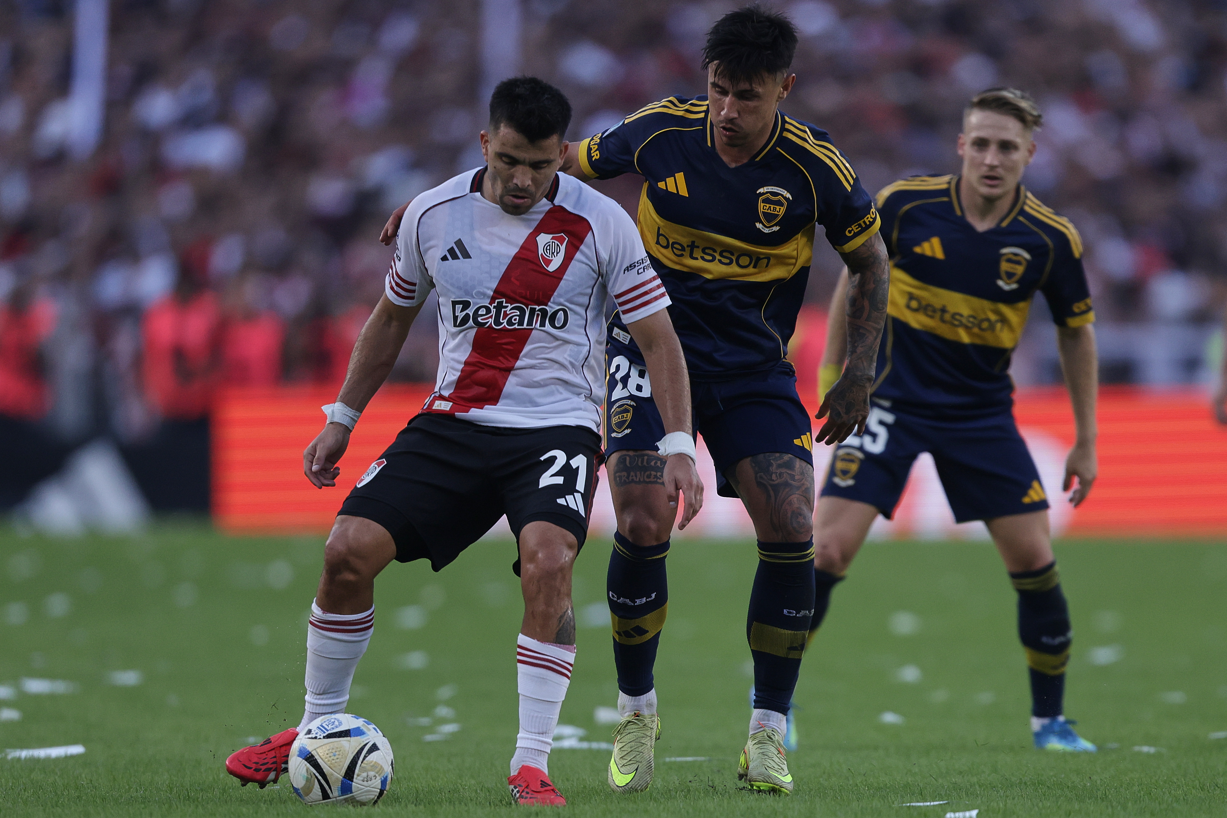 The "Millonario" and the "Xeneize" clash at the Mâs Monumental Stadium for the 2026 Apertura Tournament Buenos Aires, Argentina – April 19, 2026: River Plate hosted Boca Juniors at the Mâs Monumental Stadium for a new rou...