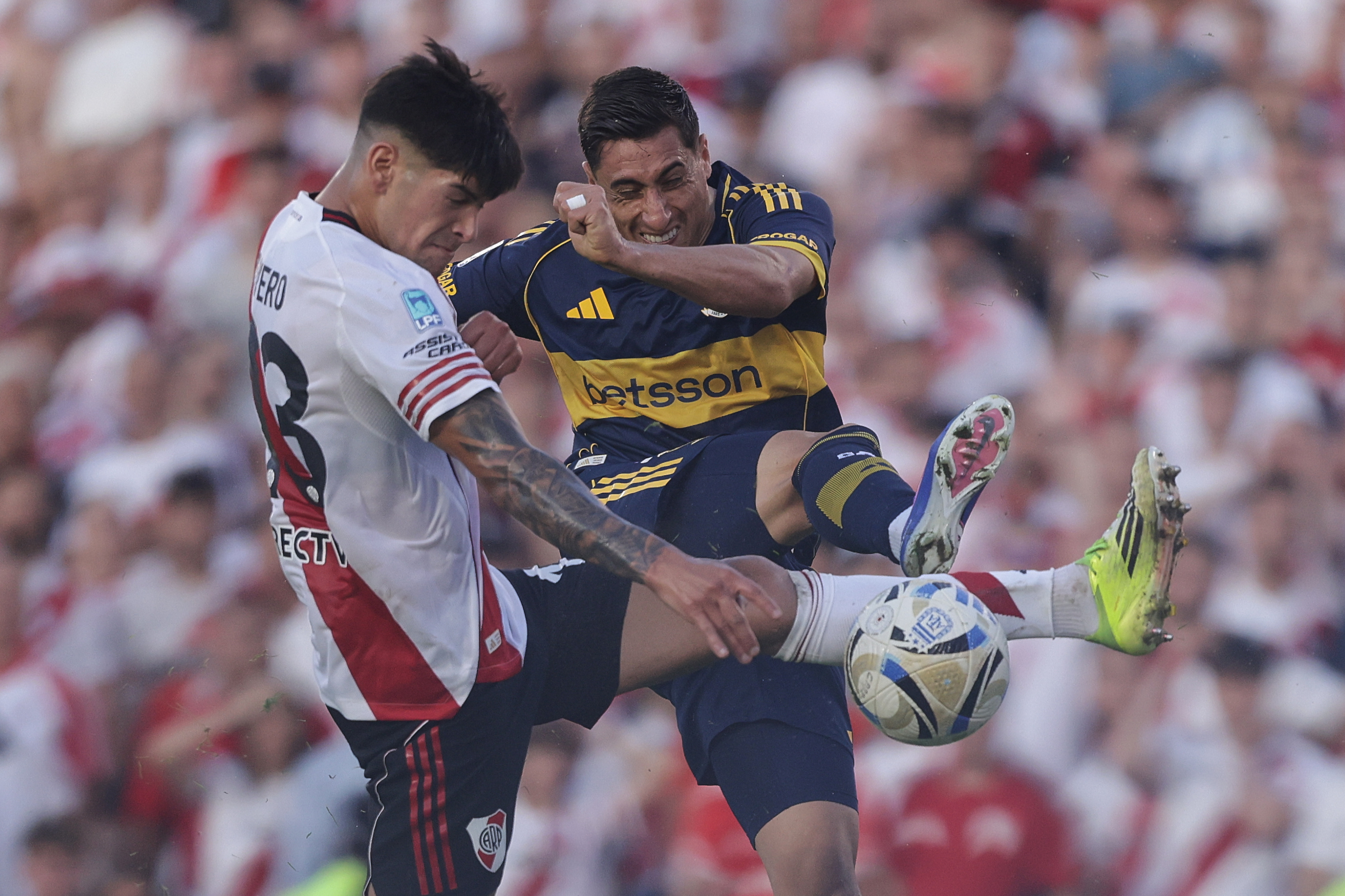 The "Millonario" and the "Xeneize" clash at the Mâs Monumental Stadium for the 2026 Apertura Tournament Buenos Aires, Argentina – April 19, 2026: River Plate hosted Boca Juniors at the Mâs Monumental Stadium for a new rou...