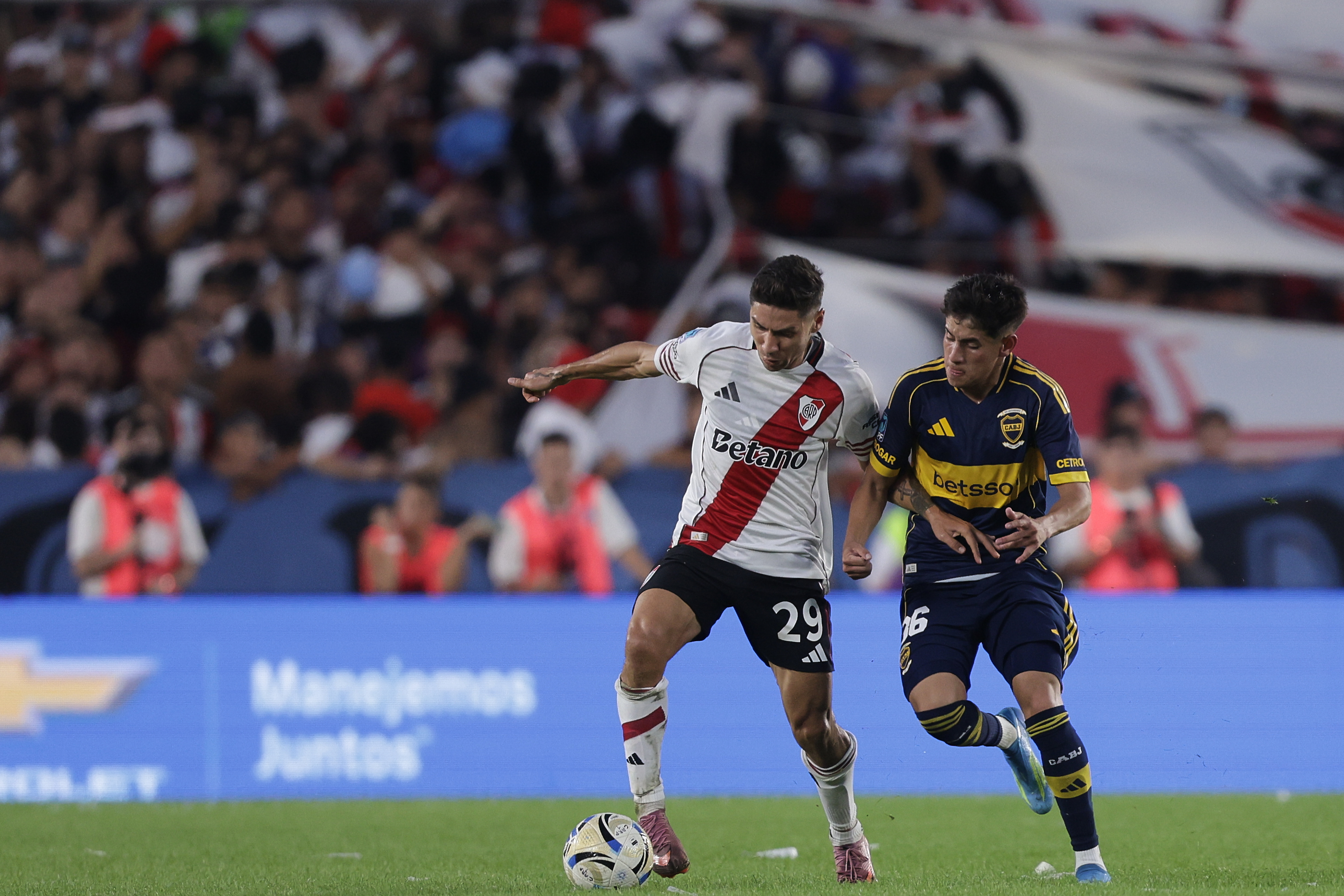 The "Millonario" and the "Xeneize" clash at the Mâs Monumental Stadium for the 2026 Apertura Tournament Buenos Aires, Argentina – April 19, 2026: River Plate hosted Boca Juniors at the Mâs Monumental Stadium for a new rou...