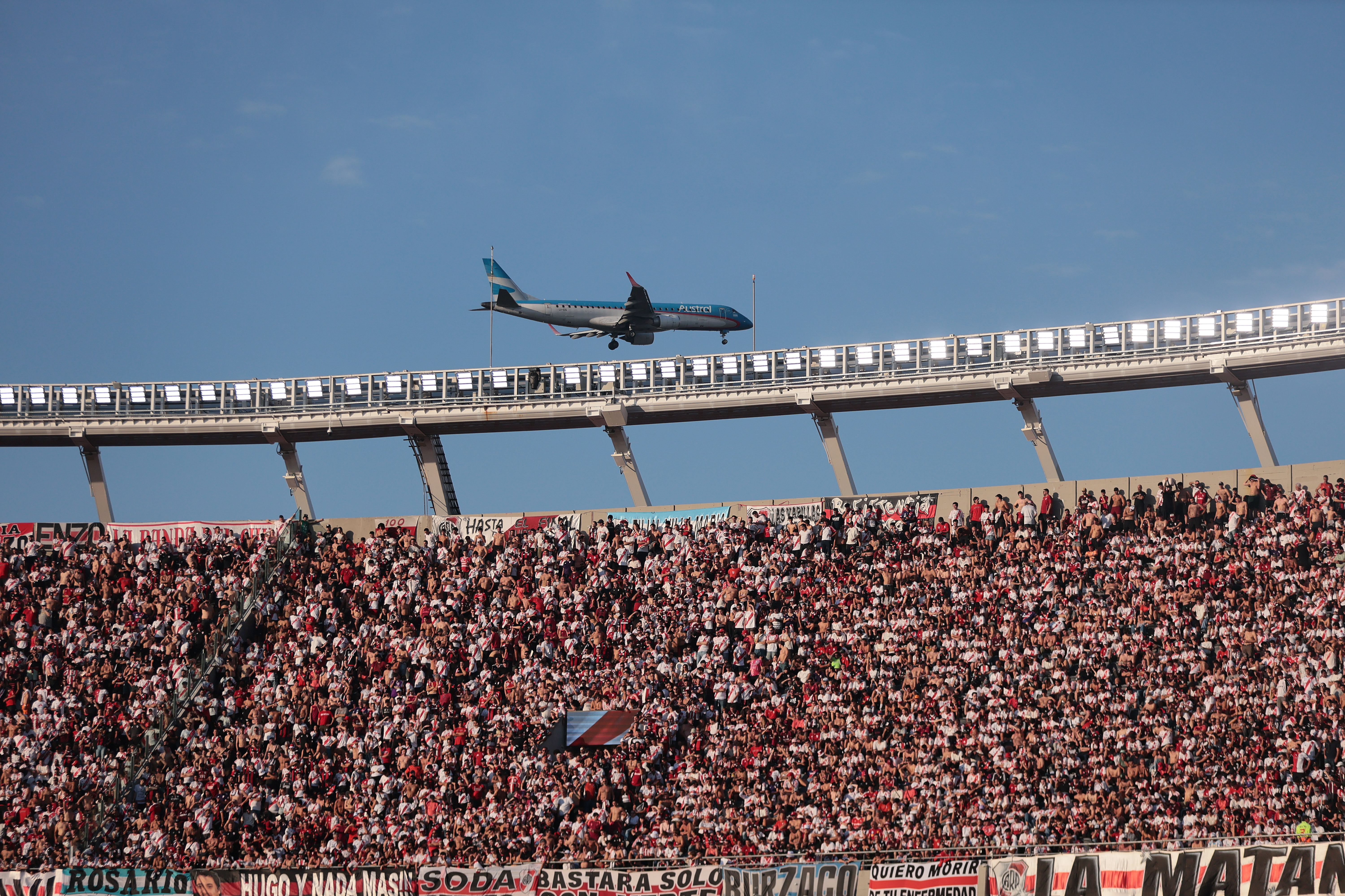 The "Millonario" and the "Xeneize" clash at the Mâs Monumental Stadium for the 2026 Apertura Tournament Buenos Aires, Argentina – April 19, 2026: River Plate hosted Boca Juniors at the Mâs Monumental Stadium for a new rou...