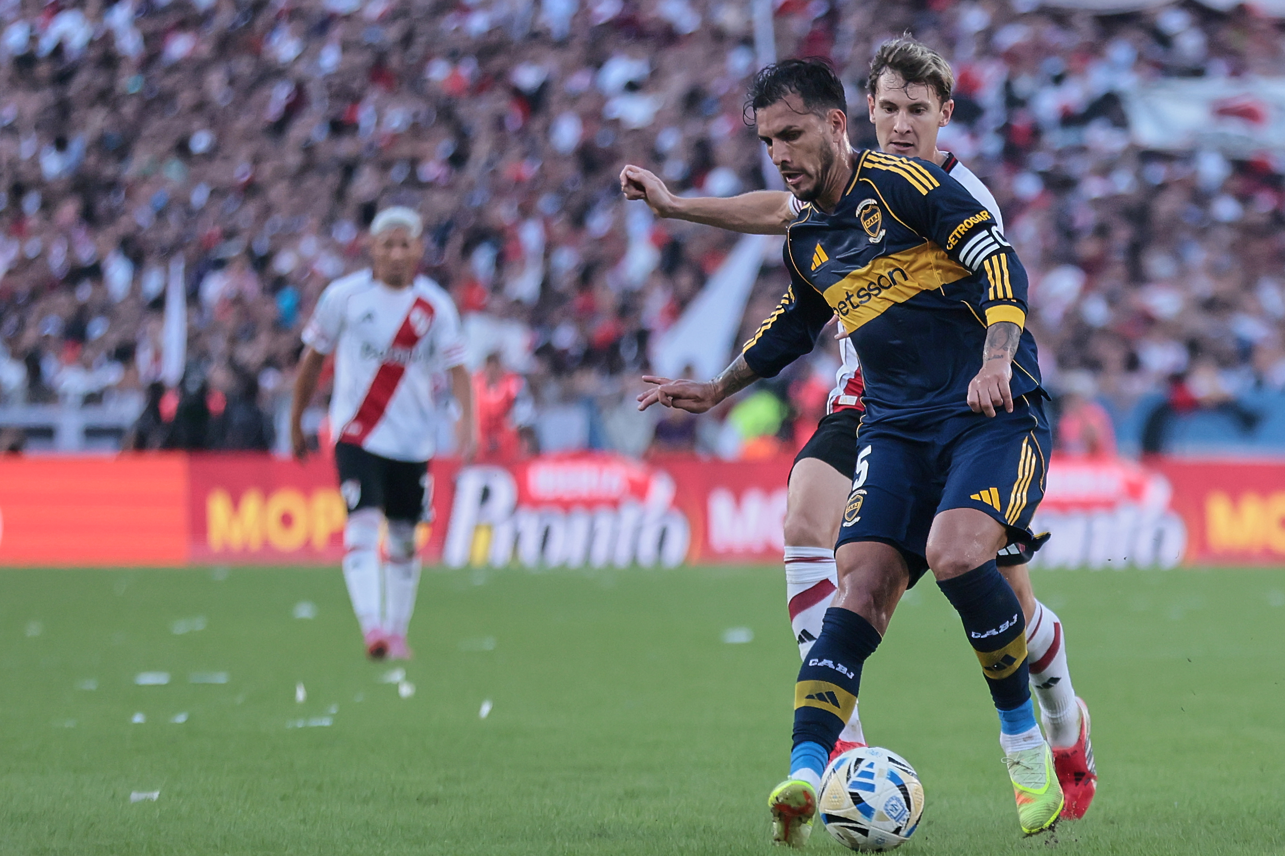 The "Millonario" and the "Xeneize" clash at the Mâs Monumental Stadium for the 2026 Apertura Tournament Buenos Aires, Argentina – April 19, 2026: River Plate hosted Boca Juniors at the Mâs Monumental Stadium for a new rou...