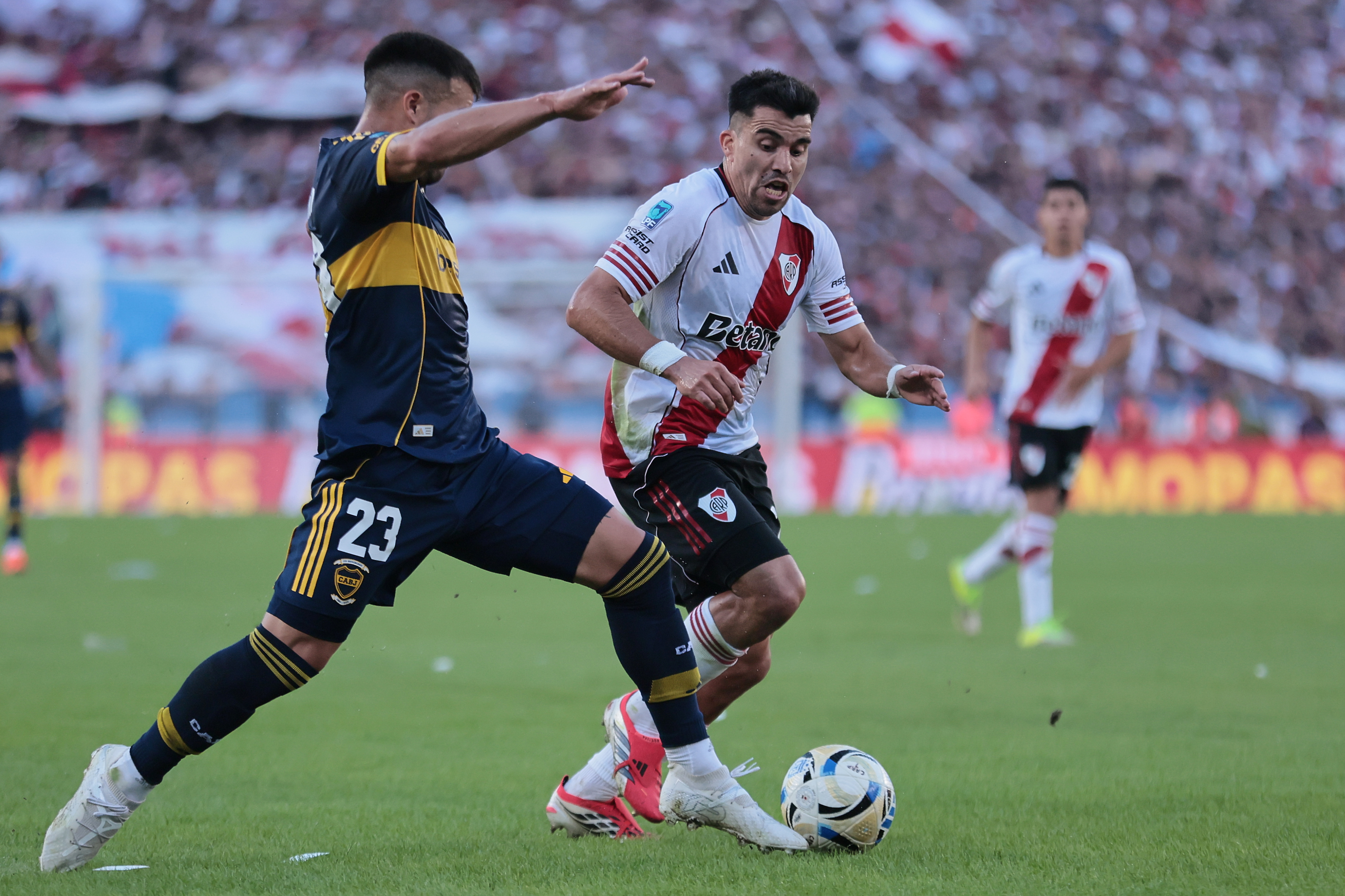 The "Millonario" and the "Xeneize" clash at the Mâs Monumental Stadium for the 2026 Apertura Tournament Buenos Aires, Argentina – April 19, 2026: River Plate hosted Boca Juniors at the Mâs Monumental Stadium for a new rou...