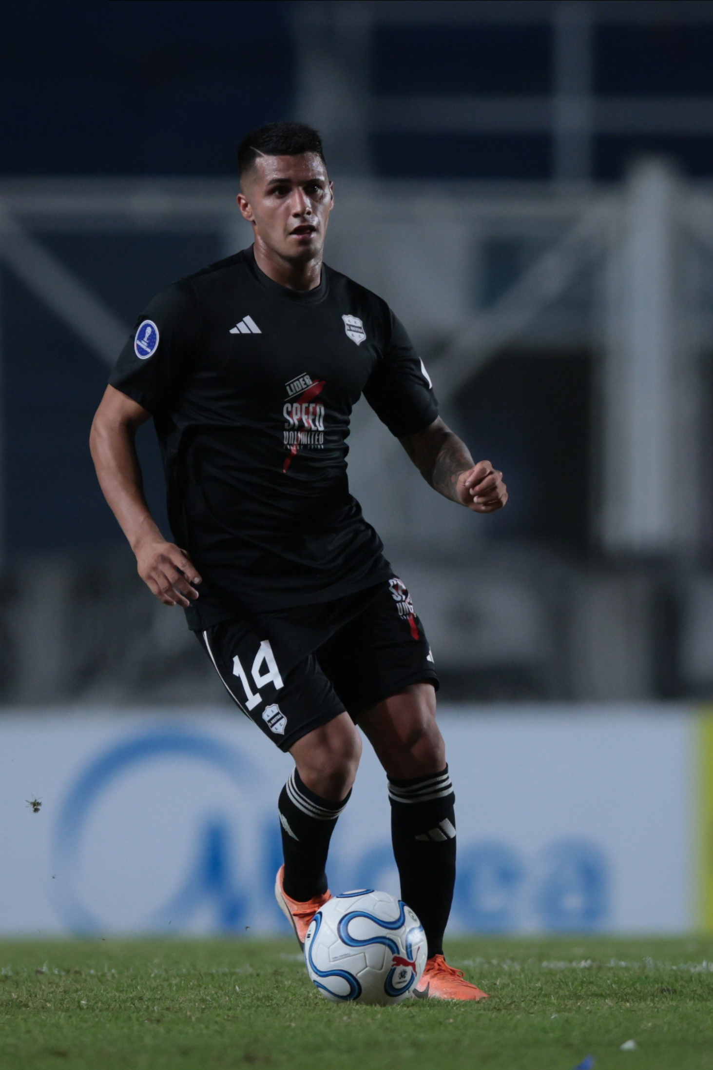 The Brazilian side seeks to secure points at the Pedro Bidegain Stadium against the Bajo Flores team in a key group stage matchday Buenos Aires, Argentina – May 5, 2026: 14 Monje, Pablo Daniel of riestra. Gremio from Porto Alegre faces Deportivo Ri...