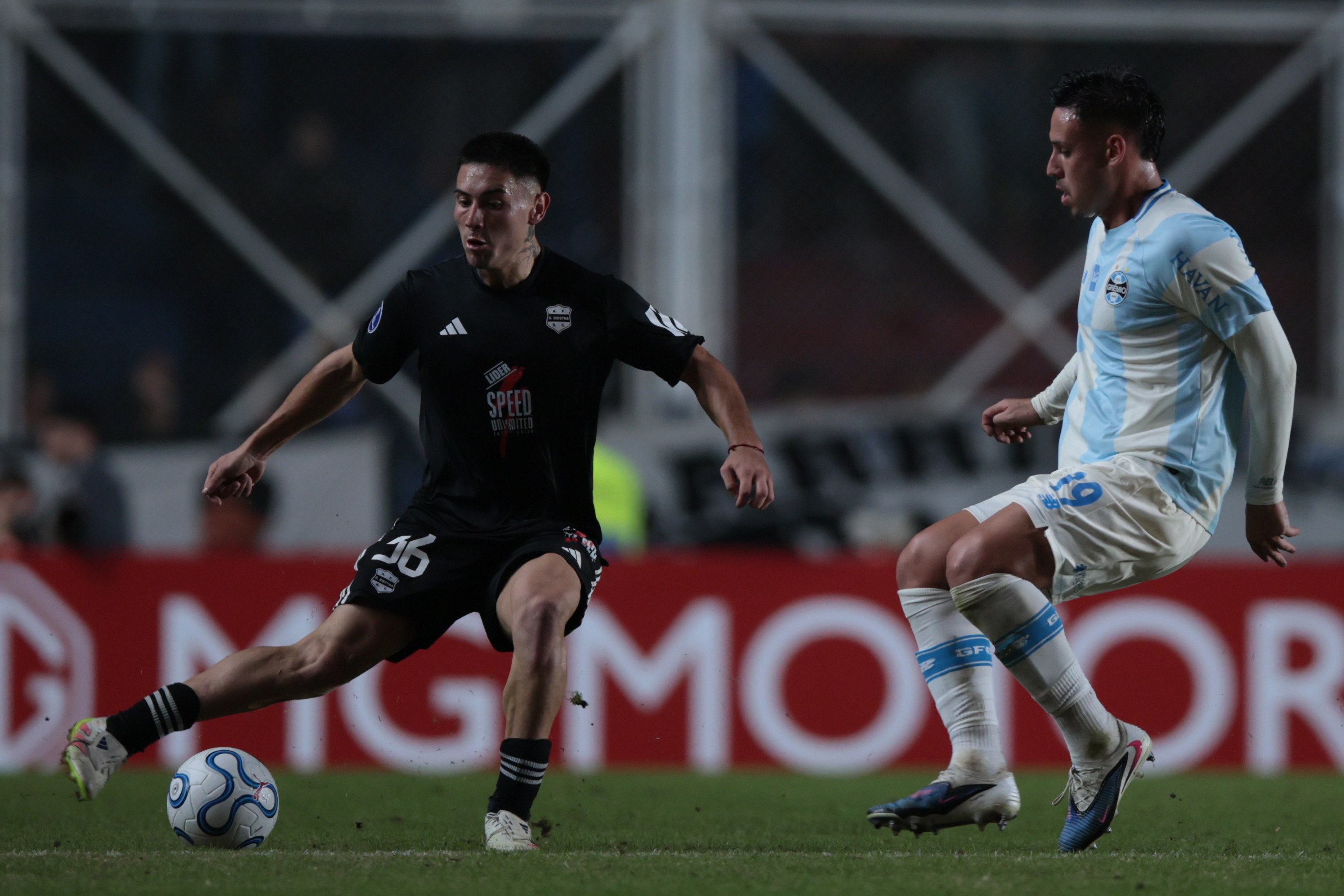 The Brazilian side seeks to secure points at the Pedro Bidegain Stadium against the Bajo Flores team in a key group stage matchday Buenos Aires, Argentina – May 5, 2026: 36 Bracamonte, Mariano Gaston control a ball. Gremio from Porto Alegre faces ...