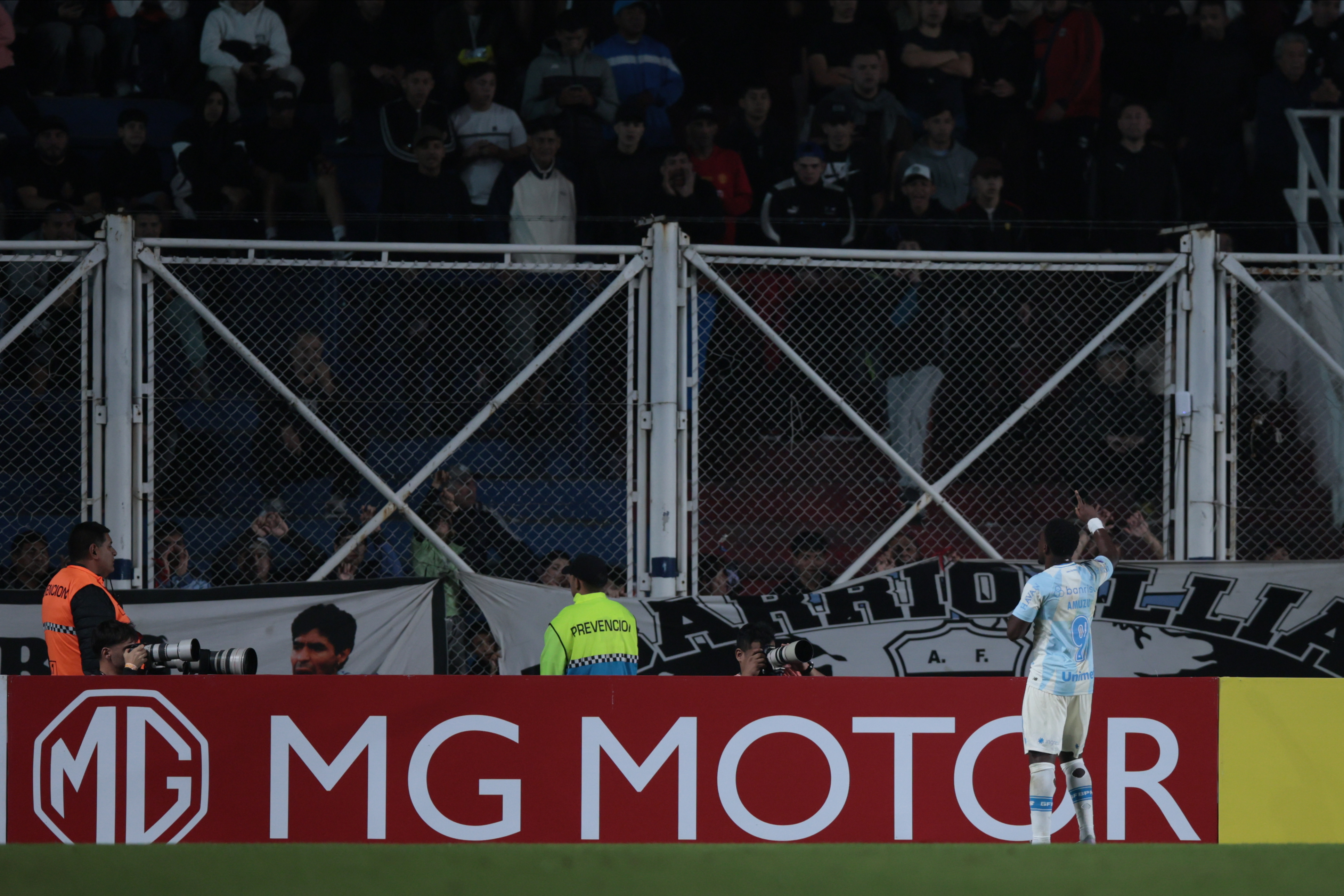 The Brazilian side seeks to secure points at the Pedro Bidegain Stadium against the Bajo Flores team in a key group stage matchday Buenos Aires, Argentina – May 5, 2026: 9 Francis (Apelete Amuzu) celebrates his score. Gremio from Porto Alegre face...