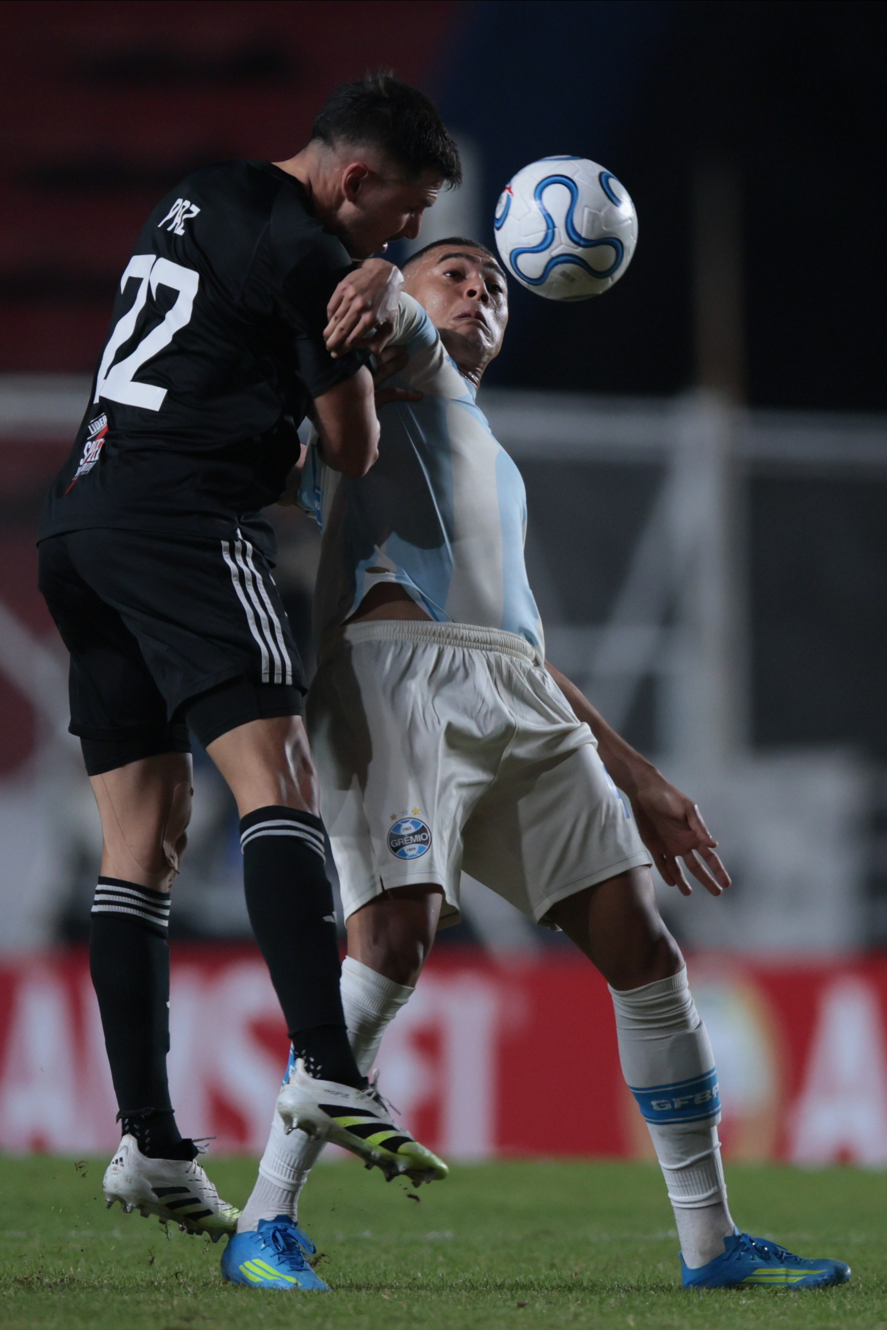 The Brazilian side seeks to secure points at the Pedro Bidegain Stadium against the Bajo Flores team in a key group stage matchday Buenos Aires, Argentina – May 5, 2026: 12 Lopez, Ivan Gabriel of diestra wins a ball. Gremio from Porto Alegre faces...