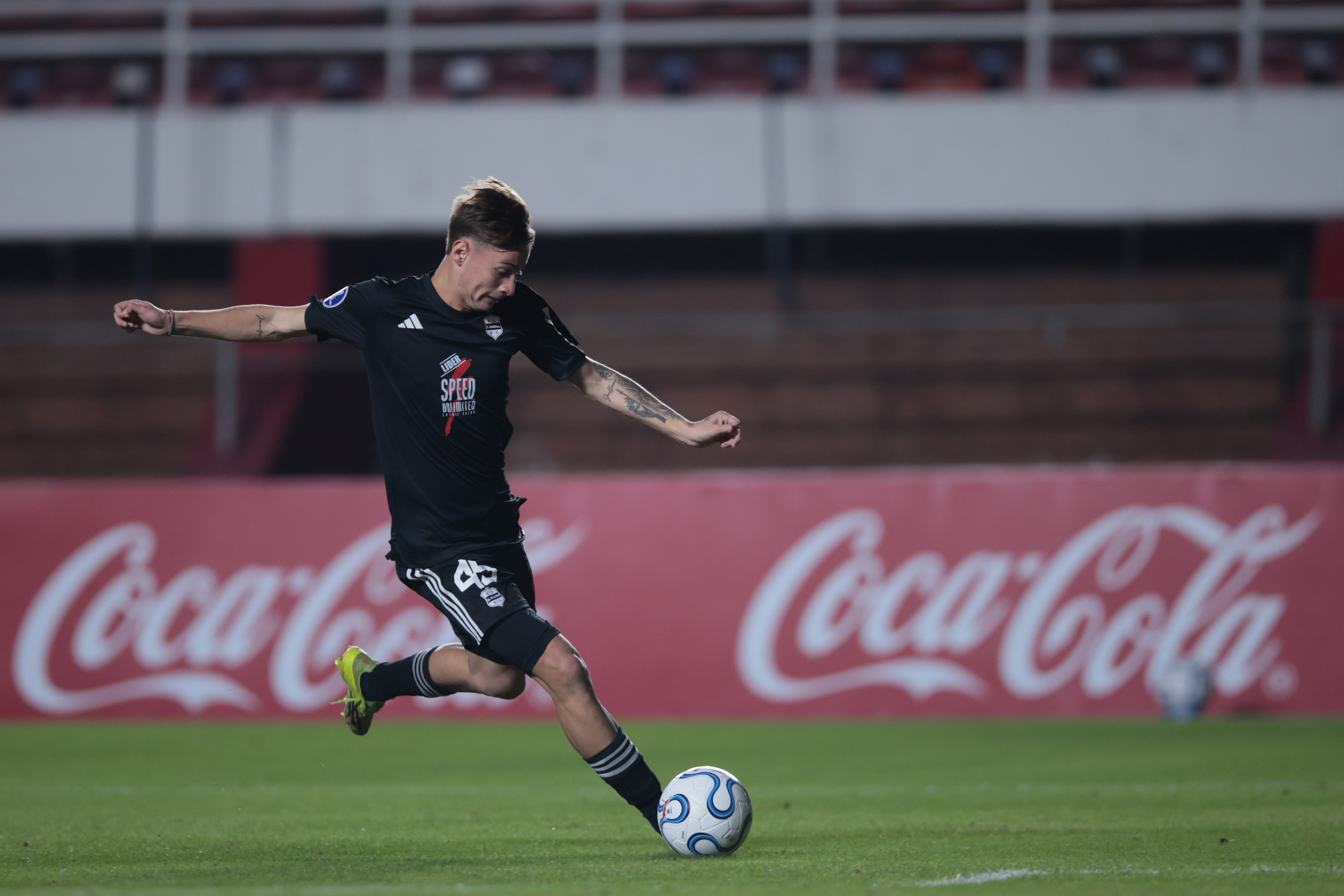 The Brazilian side seeks to secure points at the Pedro Bidegain Stadium against the Bajo Flores team in a key group stage matchday Buenos Aires, Argentina – May 5, 2026: 45 Perez, Tiziano Benjamin control a ball. Gremio from Porto Alegre faces Dep...