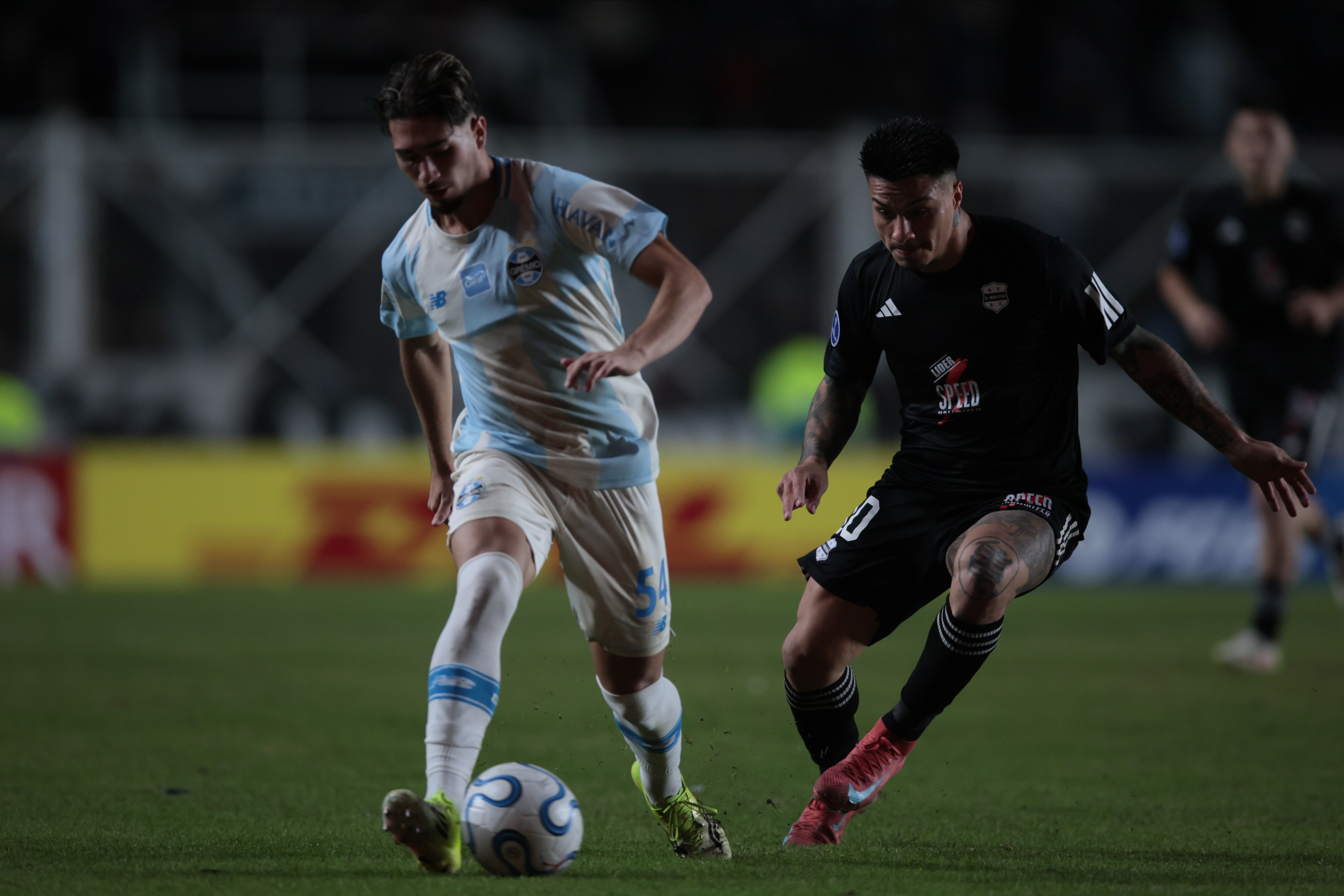 The Brazilian side seeks to secure points at the Pedro Bidegain Stadium against the Bajo Flores team in a key group stage matchday Buenos Aires, Argentina – May 5, 2026: 54 Pedro Gabriel (Crisostomo Pinheiro) control a ball. Gremio from Porto Aleg...