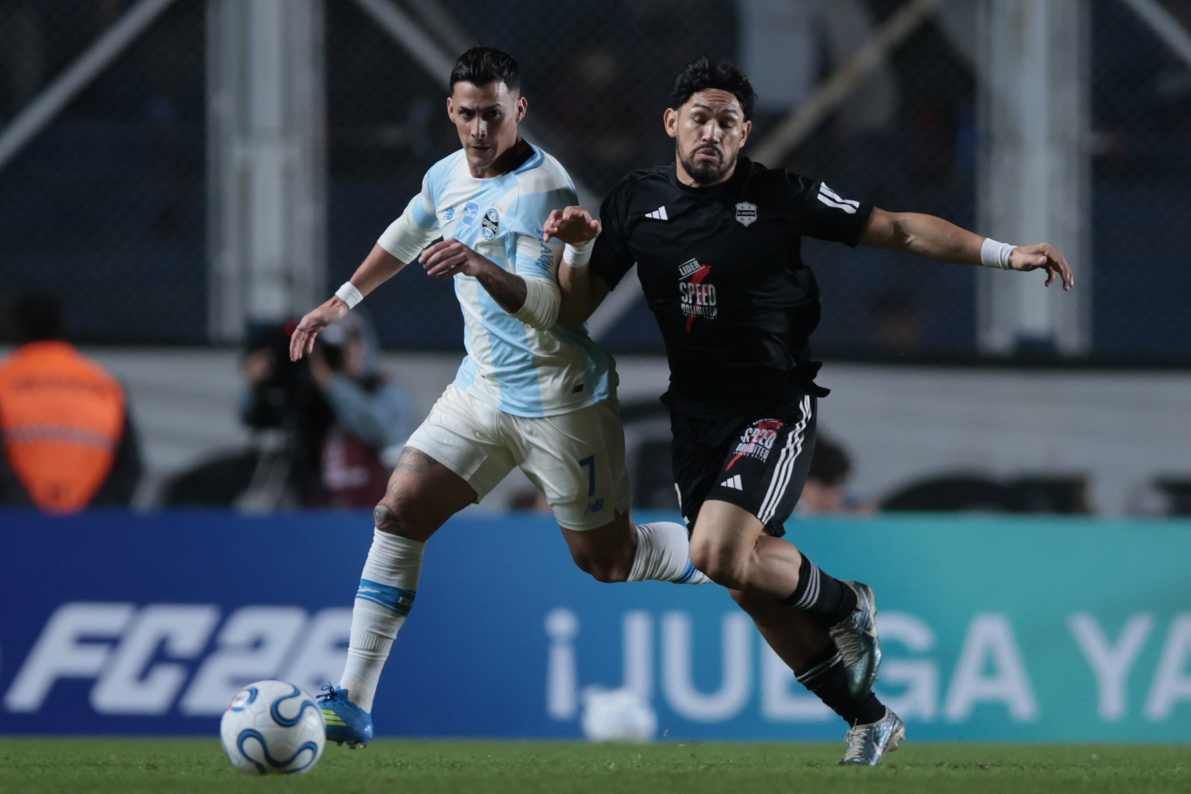 The Brazilian side seeks to secure points at the Pedro Bidegain Stadium against the Bajo Flores team in a key group stage matchday Buenos Aires, Argentina – May 5, 2026: 7 Pavon, Cristian David (L) control a ball. Gremio from Porto Alegre faces D...