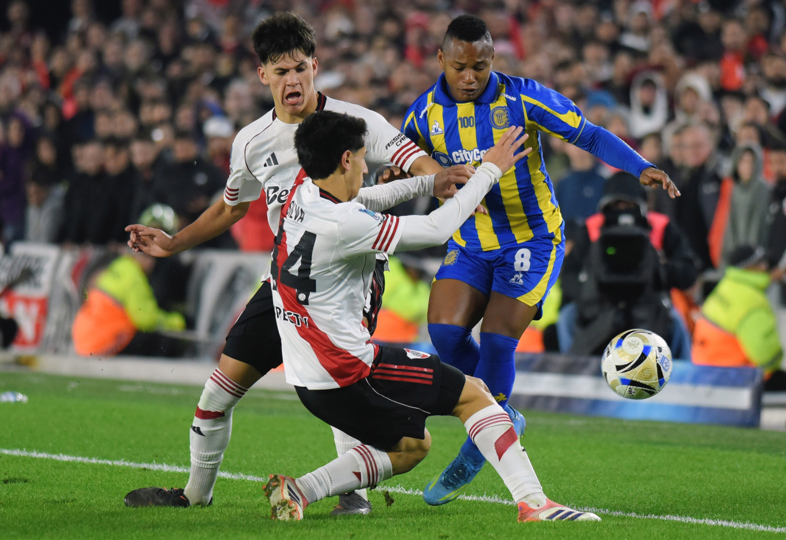 The "Millonario" overcame the "Canalla" in an intense semifinal match to secure a spot in the Argentine League final Buenos Aires, Argentina – May 16, 2026: River Plate defeated Rosario Central in the semifinals of the Argentine Profe...