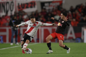 The Buenos Aires side faces the Brazilian squad aiming for three key points to lead the international tournament Buenos Aires, Argentina – May 20, 2026: Paulo Diaz of River Plate control a ball. River Plate faces Red Bull Bragantino for the CONMEBOL Sudamericana group stage. Inside a packed Mâs Monumental Stadium, the Argentine team deploys its strategy against the Bragança Paulista squad on a night of high continental intensity. (Photo: Adan Gonzalez/UNAR AGENCY)