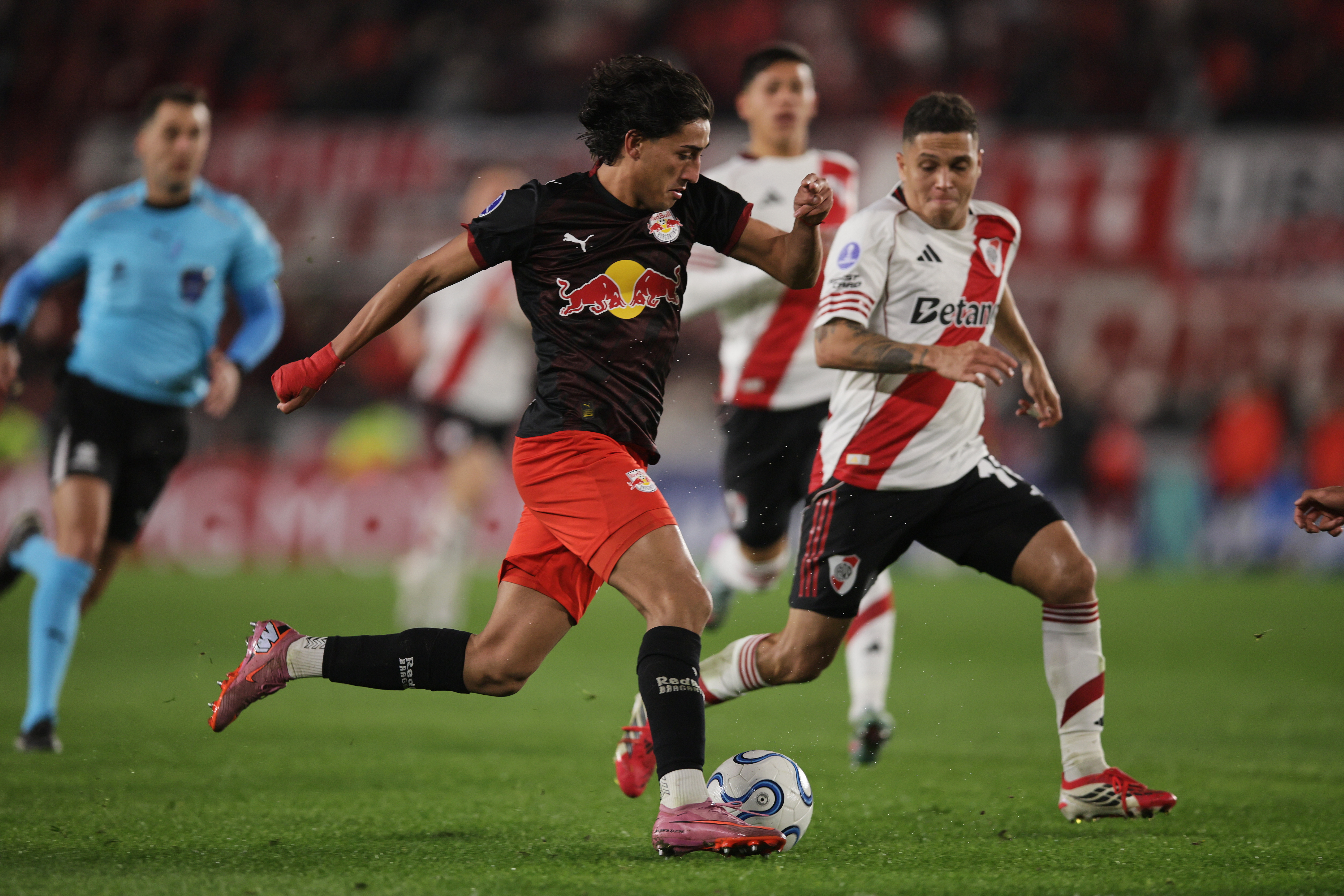 The Buenos Aires side faces the Brazilian squad aiming for three key points to lead the international tournament Buenos Aires, Argentina – May 20, 2026: River Plate faces Red Bull Bragantino for the CONMEBOL Sudamericana group sta...