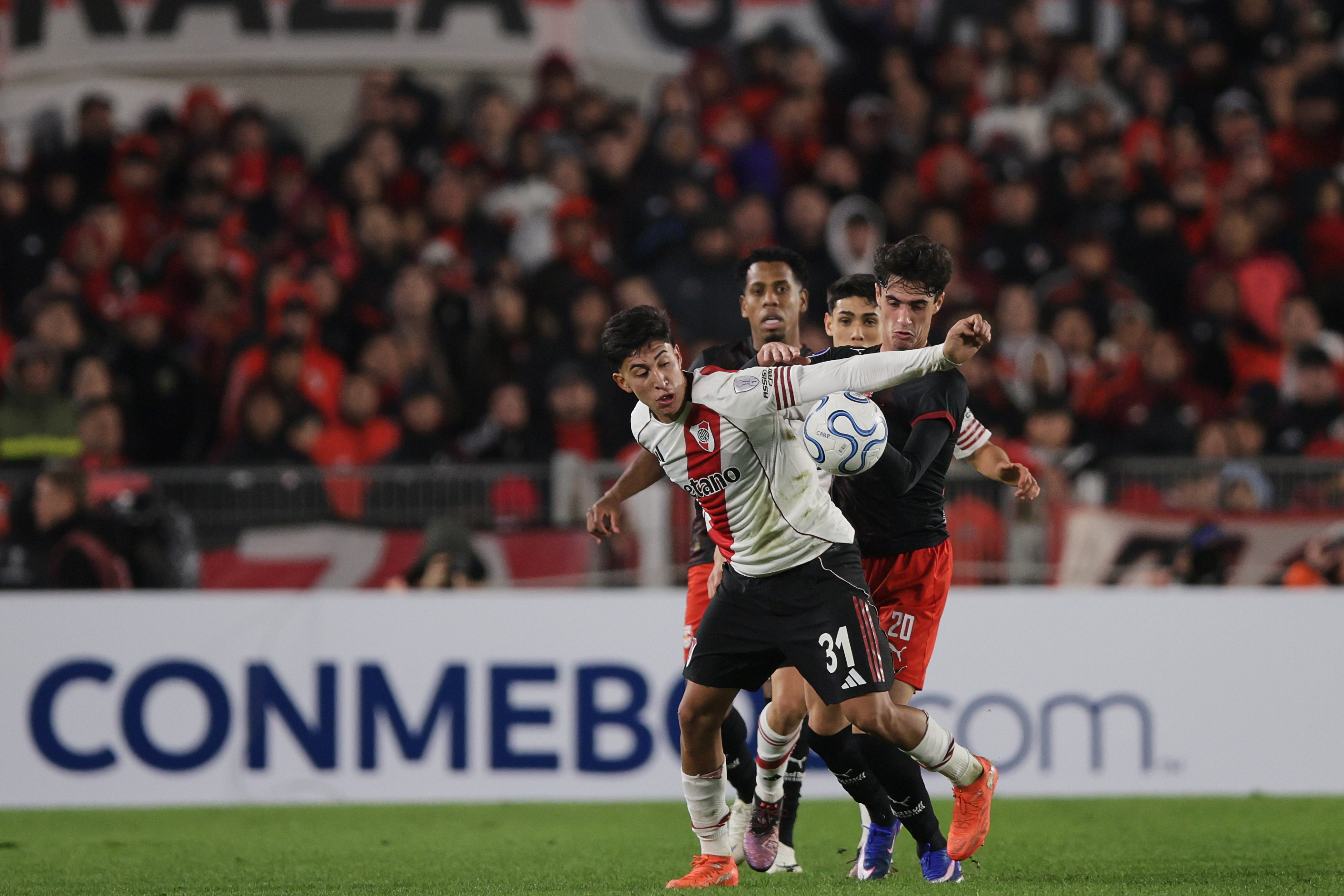 The Buenos Aires side faces the Brazilian squad aiming for three key points to lead the international tournament Buenos Aires, Argentina – May 20, 2026: River Plate faces Red Bull Bragantino for the CONMEBOL Sudamericana group sta...