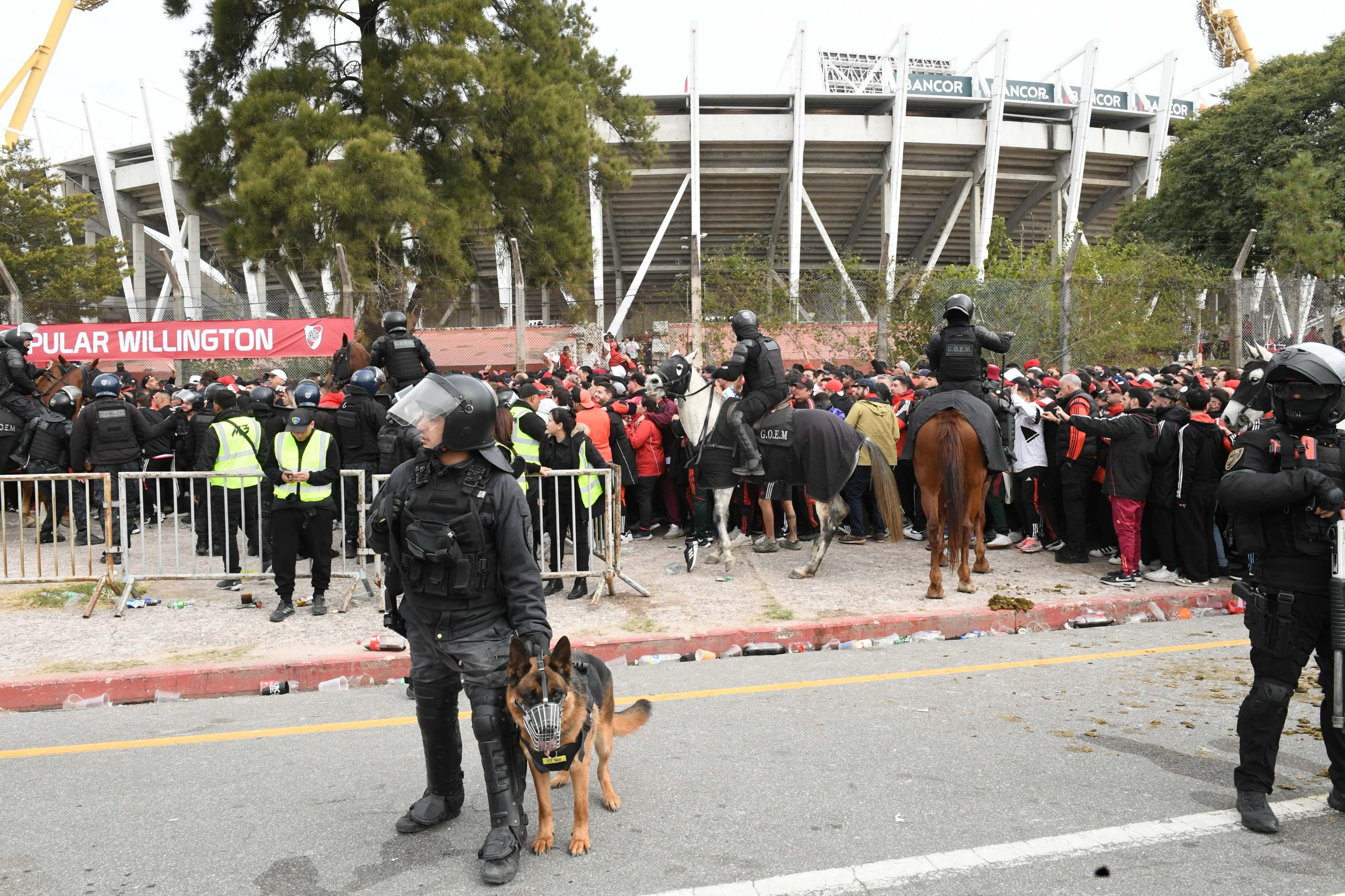 The "Pirata" and the "Millonario" face off in a packed Mario Alberto Kempes Stadium to crown the Argentine football champion Cordoba, Argentina – May 24, 2026: Clashes between police and river fans before the match. Belgrano and River Plate f...