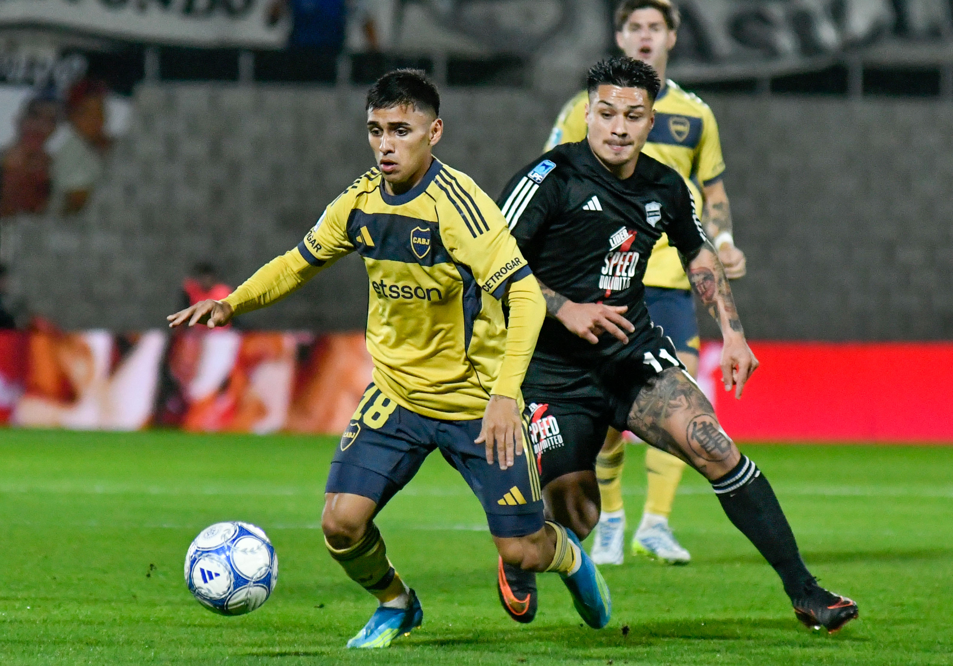 El Malevo clearly defeated El Xeneize at Guillermo Laza Stadium on the opening matchday of the Professional Football League Buenos Aires, Argentina – July 26, 2026: Milton Delgado (18) of boca jrs and Alexander Díaz (11) of Riestra. Deportiv...