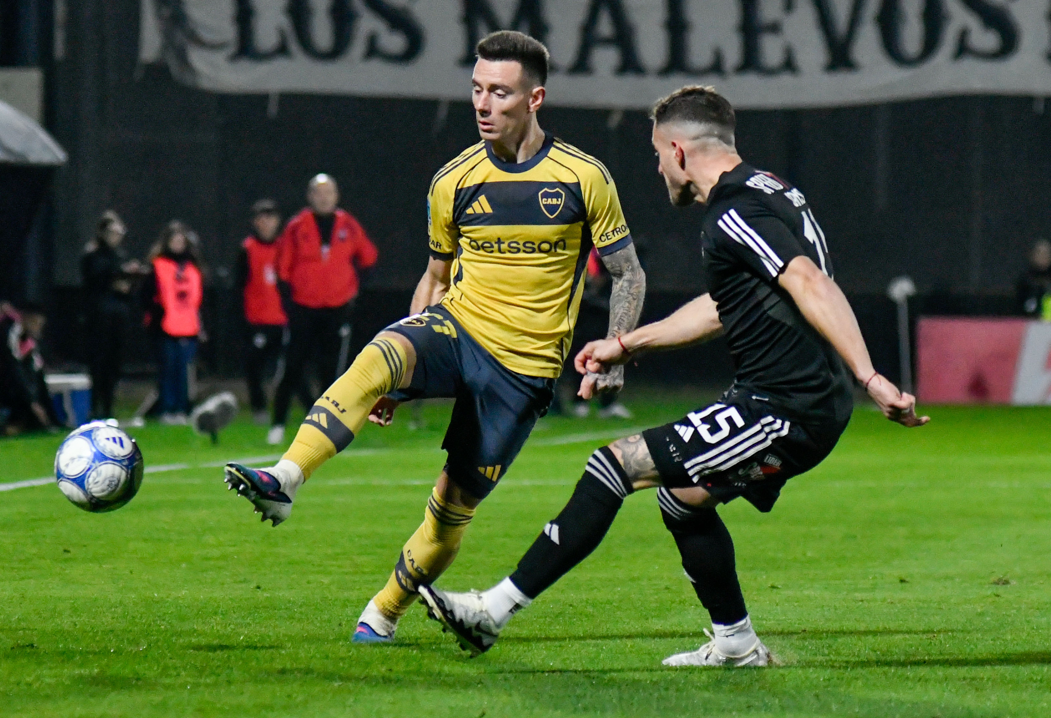El Malevo clearly defeated El Xeneize at Guillermo Laza Stadium on the opening matchday of the Professional Football League Buenos Aires, Argentina – July 26, 2026: Lucas Blondel (17) of Boca Juniors (L) and Nicolás Sansotre (15) of Dep. Rie...